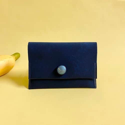 のインスタグラム：「ブルーバナナパスケース/コザックネイビー  BLUE BANANA（@bluebanana_stand）﻿ ﻿ コンセプトは﻿ ◤ 気づくとたのしい ◢﻿ ﻿ 🍌 🍌 🍌 🍌 🍌﻿ ﻿ ＜BLUE BANANA＞はPVCシートを使った﻿ 雑貨アイテムを企画と製作しています。﻿ ﻿ グミのように透き通った﻿ バナナボタンがポイントのカードケース。﻿ ﻿ カードを4〜6枚を入れることができ、﻿水に濡れてもOK！﻿ ﻿ 裏面には、お店で﻿ 「😃袋、要りません」 と言ったときに﻿、貼られるテープがプリントされた﻿ ユニークなこだわりがあります。﻿ ﻿ #baseec #baseecで販売中﻿ #ネットショップBASE #カードケース﻿ #pvc #pvcケース﻿ #パスケース #カードホルダー﻿ #ものづくり #デザイン #デザイン雑貨﻿ #ギフト #プレゼント」