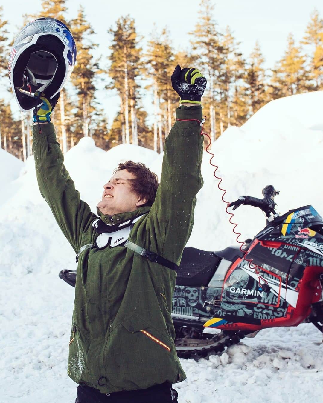 レッドブルのインスタグラム：「and from this moment on, it became @mxbodeen's world, we just live in it 🤯   🏂 🎥 : Daniel Bodin successfully lands the first ever double backflip on a snowmobile in 2017   #redbull #givesyouwiiings #winter #snow #snowmobile #doublebackflip」