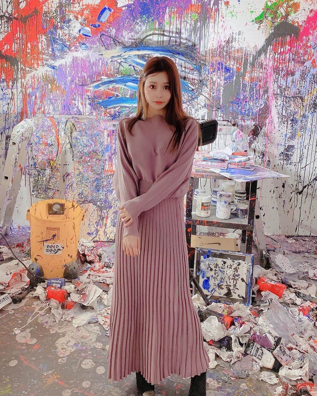 利咲のインスタグラム：「ドルマンニットのセットアップコーデをミュージアムで着てみました @fifth_store ニットワンピとかニットのセットアップ系のお洋服大好きなんですー！ トップスとスカートと別でも使えるし、合わせるとワンピースみたいに見えて可愛い😍 楽ちんで可愛くて使いやすいの3点揃ってる💖 色はラベンダー💜 50％オフクーポンが出てて、キャンペーンで2点買ったらもっとお得になったよ♡  この日は山口歴さんのエキシビジョン見に行ったの🎨 去年のアートフェアで見た時に抜群のセンスと存在感に一瞬で心奪われた🌟 色彩と質感がかっこ良すぎる！ 最終日に滑り込みで見れてよかったな。 同日の夜に渋谷西武の壁画も描かれてたそう〜凄い。 こちらも見に行かなくては👍  #fifth #フィフス #fifthtl #ドルマンニットフレアスカートセットアップ #星玲奈レコメンド #ドルマンニット#フレアスカート#ニットスカート#ニットスカート＃ニットセットアップ #スカートコーデ#ロングスカート#低身長コーデ#花柄#2020秋冬アイテム#秋冬コーディネート#秋冬コーデ#秋冬ファッション #山口歴 #meguruyamaguchi #yamaguchimeguru #ヤマグチメグル #youroldfriend #Parcomuseum #パルコミュージアム #Parcoミュージアム #渋谷パルコ #parcomuseumtokyo #渋谷 #shibuya #渋谷西武」