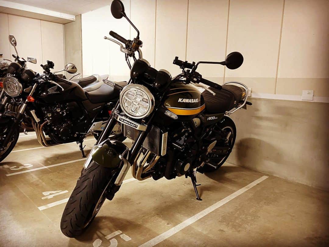 浅田信一のインスタグラム：「バイクをプチカスタム。  さて間違い探しです。 どこが変わったでしょうか？  #z900rs  #kawasakiz900rs」