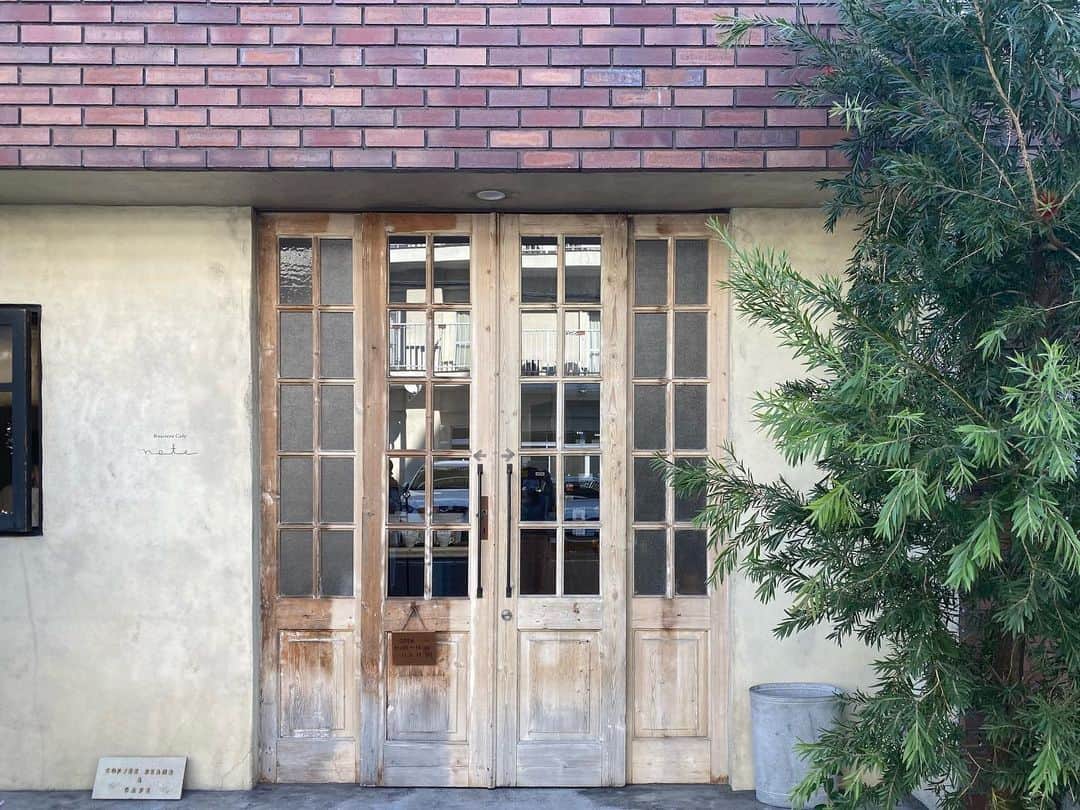大井智保子さんのインスタグラム写真 - (大井智保子Instagram)「コーヒーゼリーパフェがおいしそうすぎて、 宇品にある'ＣＯＦＦＥＥＢＥＡＮＳ & ＣＡＦＥ ｎｏｔｅ'へ♪ . 広すぎず狭すぎない、とっても居心地の良いカフェでした♡ . コーヒー豆たちもたくさん選べて、自分用もお土産用も買って帰りました❤︎ . . #カフェ #広島カフェ #宇品カフェ #広島珈琲 #珈琲屋 #宇品珈琲 #広島コーヒー #hiroshimacafe #ujinacafe #hiroshimacoffee  #コーヒーゼリー #コーヒーゼリーカフェ #コーヒー豆 #珈琲 #カフェ巡り #広島カフェ巡り #広島ランチ #広島スイーツ #広島sweets #chihoko飯」11月19日 18時16分 - chihokoi