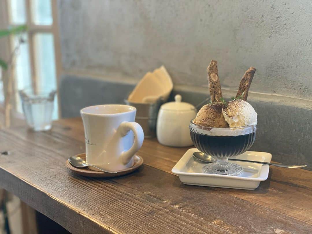 大井智保子さんのインスタグラム写真 - (大井智保子Instagram)「コーヒーゼリーパフェがおいしそうすぎて、 宇品にある'ＣＯＦＦＥＥＢＥＡＮＳ & ＣＡＦＥ ｎｏｔｅ'へ♪ . 広すぎず狭すぎない、とっても居心地の良いカフェでした♡ . コーヒー豆たちもたくさん選べて、自分用もお土産用も買って帰りました❤︎ . . #カフェ #広島カフェ #宇品カフェ #広島珈琲 #珈琲屋 #宇品珈琲 #広島コーヒー #hiroshimacafe #ujinacafe #hiroshimacoffee  #コーヒーゼリー #コーヒーゼリーカフェ #コーヒー豆 #珈琲 #カフェ巡り #広島カフェ巡り #広島ランチ #広島スイーツ #広島sweets #chihoko飯」11月19日 18時16分 - chihokoi