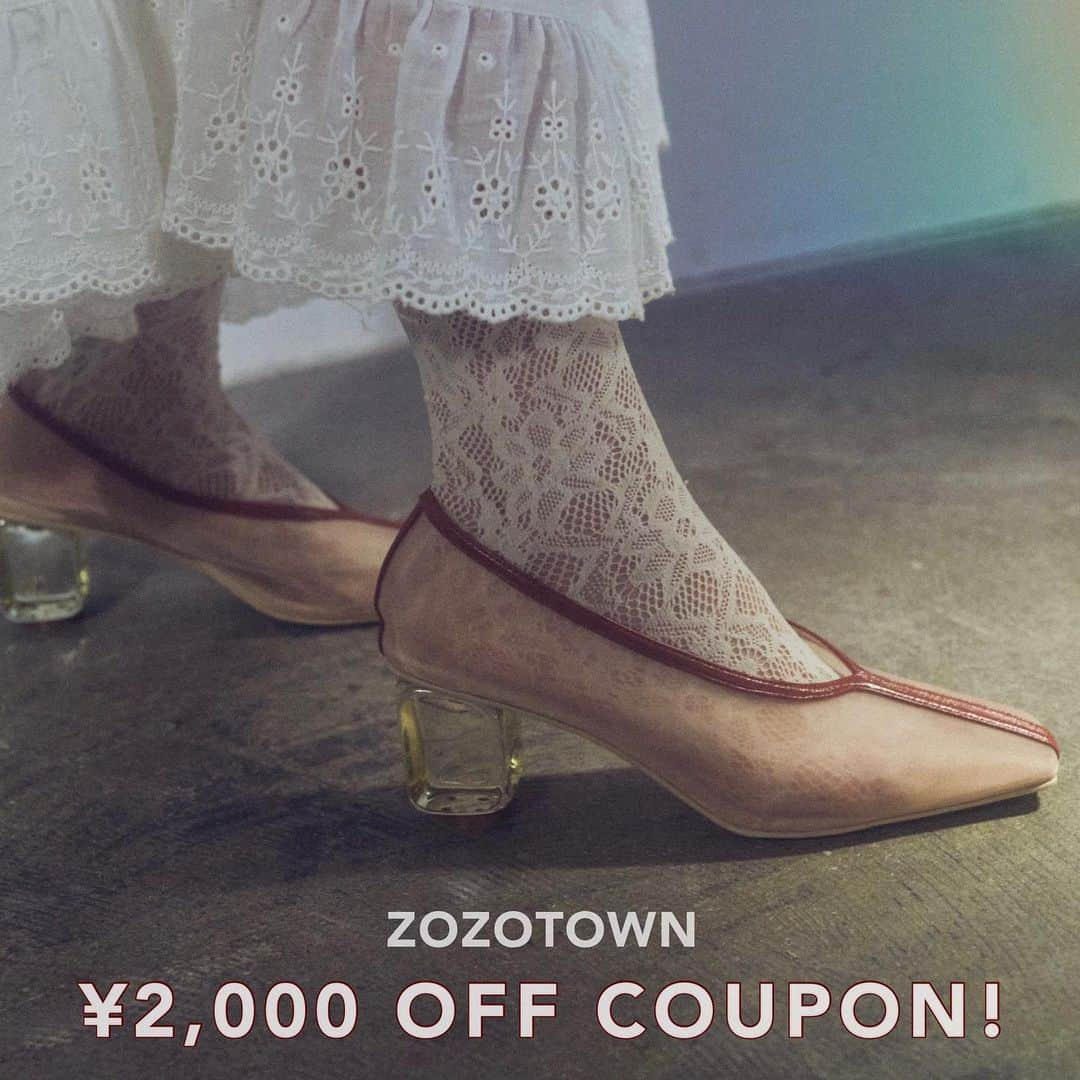 merry jennyさんのインスタグラム写真 - (merry jennyInstagram)「【ZOZOTOWN ¥2,000 OFF COUPON】 ㅤㅤㅤㅤㅤㅤㅤㅤㅤㅤㅤㅤㅤ 11/19 (fri) 24時間限定 ¥2,000 OFF クーポン発行中！ ㅤㅤㅤㅤㅤㅤㅤㅤㅤㅤㅤㅤㅤ 新作・予約itemもおトクに…♡ ㅤㅤㅤㅤㅤㅤㅤㅤㅤㅤㅤㅤㅤ topのURLから⇨ @merryjenny_instagram  ぜひcheckして下さいね♡ ㅤㅤㅤㅤㅤㅤㅤㅤㅤㅤㅤㅤㅤ ＼本日限定♡／ ◯ エアリーパイピングパンプス col : ivory / ice blue / brown size : M / L 11,000 ⇨ ¥9,000 (tax in) ㅤㅤㅤㅤㅤㅤㅤㅤㅤㅤㅤㅤㅤ 春の空気を 閉じ込めたような アクリルヒールと、 透け感のある メッシュチュール生地。 ㅤㅤㅤㅤㅤㅤㅤㅤㅤㅤㅤㅤㅤ ２つの 組み合わせは、 まるで そよ風のような 軽やかさ。 ㅤㅤㅤㅤㅤㅤㅤㅤㅤㅤㅤㅤㅤ バイカラーの パイピングで、 きちん、と 縁取って。  ㅤㅤㅤㅤㅤㅤㅤㅤㅤㅤㅤㅤㅤ ㅤㅤㅤㅤㅤㅤㅤㅤㅤㅤㅤㅤ #merryjenny #メリージェニー  #2020aw #winter #surrealisme  #ZOZOTOWN #sale」11月19日 18時17分 - merryjenny_instagram