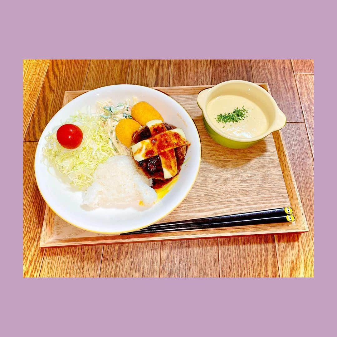 福島雪菜のインスタグラム：「今日の晩ごはん( ˶˙ᵕ˙˶ ) * 今日も妹のリクエストで ハンバーグです。 * 「一緒に作って。作り方教えて。」 なんて言われたら 断れるわけないですよね😂 * 今度はボロネーゼも作りたいそうです❤️ かわいい。わら * * ✧チーズインハンバーグ 　（妹のはチーズなし） ✧コーンスープ（購入品） ✧キャベツとミニトマト ✧冷凍コーンクリームコロッケ ✧お惣菜（家族別） * 人数が多いと冷凍食品やら スーパーのお惣菜などを 活用しがちです…😥 * * #手料理❤️ #おうちごはん」