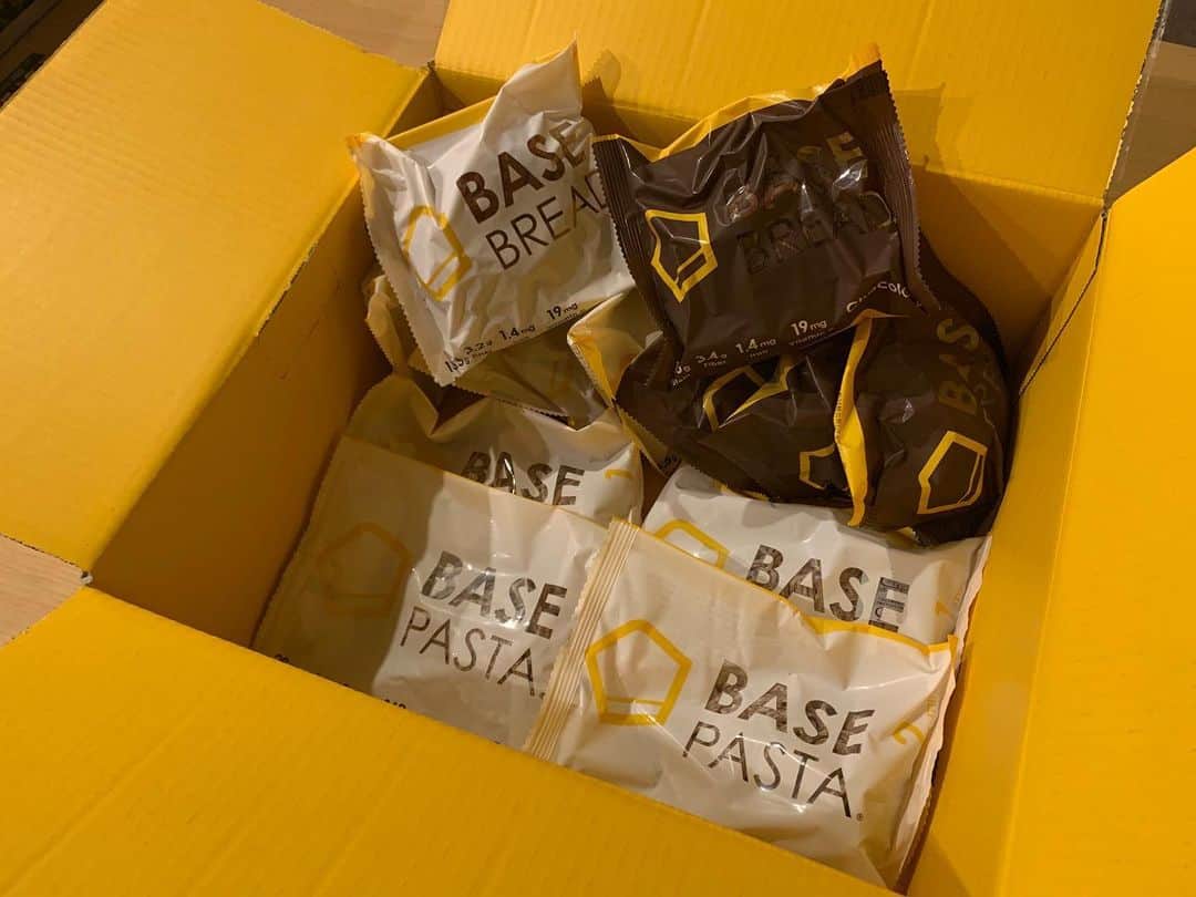 窪田忍のインスタグラム：「昨年から利用し始めた、@basefood_tokyo 様の#basebread と#basepasta 良い練習は良い食事から！…ということで、あれやこれやと考えている時にたまたま目にして、なんとなく食べ始めるようになりました。  完全栄養食なので、これ一品で簡単にバランス良く栄養を摂れるため、いまでは重宝しています。 ウエイトコントロール中も偏食せずに済むし、食欲がない時に無理なくバランスの取れた食事が出来るのもありがたい。 味は全粒粉のパンやパスタといった感じです。  興味がある方は試してみてはいかがでしょう。 クーポンコードいただいたので、どうぞ。笑 → BFTW2 (200円引き、1人1回まで)  #basefood #basefood_tokyo」