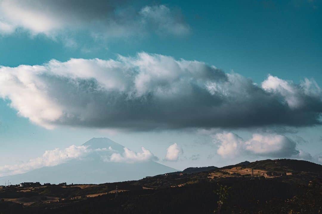 _msy_tさんのインスタグラム写真 - (_msy_tInstagram)「A wata cloud above Mt.Fuji. . . . #lensculture  #photopoetry #everydayeverywhere  #picoftheday  #japan #team_jp  #pastpicture #mtfuji #cloud #sonyalpha #A7iii #SonyA7iii #風景 #写真 #風景写真 #風景写真部 #富士山 #雲 #わた雲」11月19日 18時28分 - masaya_takigawa