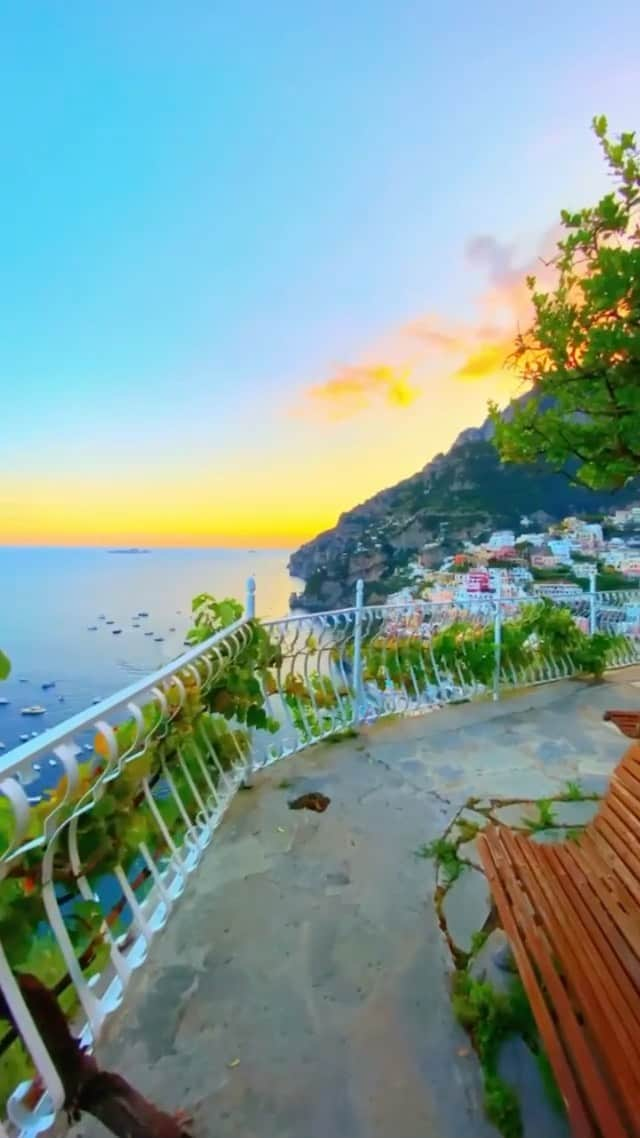 BeStylishのインスタグラム：「Dreamy sunset in Positano 🇮🇹 Who wants to beam themselves here? 😍  . . . Our official store: Link in bio 🥰 .  Hotel: @villaoliviero  #positano #italy #amalficoast #amalfi #travelblogger #traveltheworld #travelgram #travelblog #traveladdict #travelawesome #italia #italianstyle #italianlandscapes #italiainunoscatto #sunsetlovers #sunsetsky #hotel #luxuryhotels #luxurytravel #positanoitaly #villaoliviero #villa @italian_places @ig_italia @italiait @italia_dev @visititalyofficial @super.italy @yallersitalia @amalficoast_italy @amalficoast  🎥 by @terplanet for @oneluxury.de」