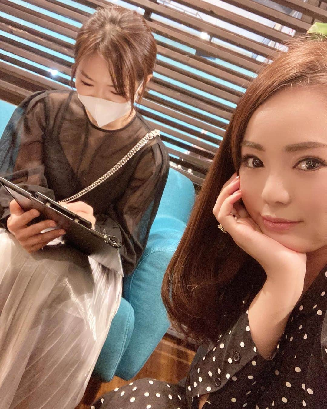 近藤英恵さんのインスタグラム写真 - (近藤英恵Instagram)「@eyecandy_ginza で妹とハイフを受けてきました✨  私は前回の施術後フェイスラインがすごーくスッキリしたので2回目の施術です🥰  妹は初めてでしたが、すごく丁寧なカウンセリングに安心して受けることができました🤗  施術の様子やbefore/afterはストーリーに💕  本格ハイフが初回が４４００円で施術可能で、2回目以降も9900円で通うことができるサロンです✨  #eyecandyhifu #eyecandy #ウルトラVハイフ #ハイフ #HIFU #小顔  #リフトアップ #フェイシャル #エステ #美容　#たるみ改善 #小顔効果 #たるみ #アンチエイジング効果」11月19日 18時25分 - hanachan93