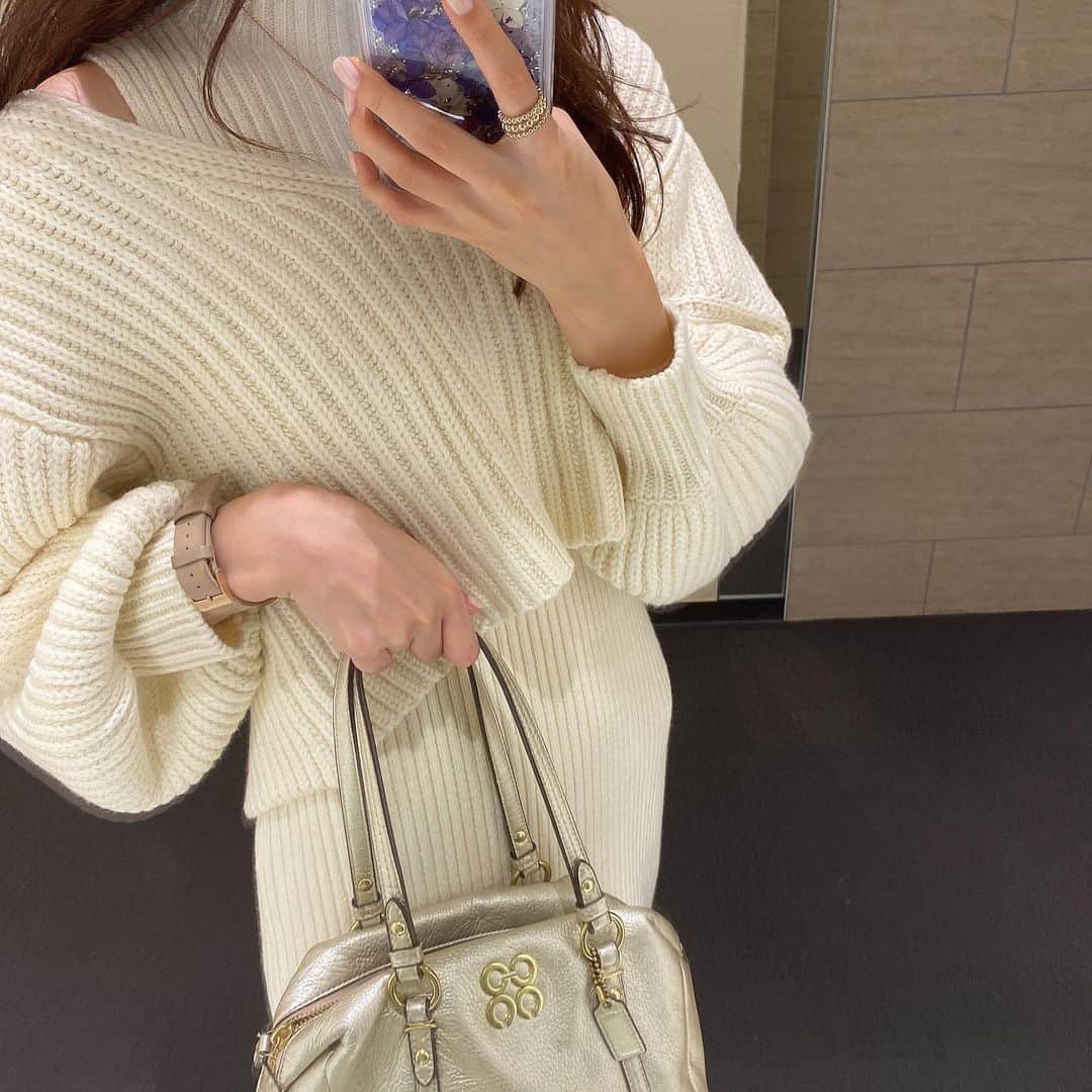 野島樺乃のインスタグラム：「.  真っ白なニットワンピ やっぱり冬のお洋服だいすき  #ニットワンピ #私服 #mercuryduo #栄 #名古屋 #coach #コーチ #photo #follow #fashion #ootd #🤍」
