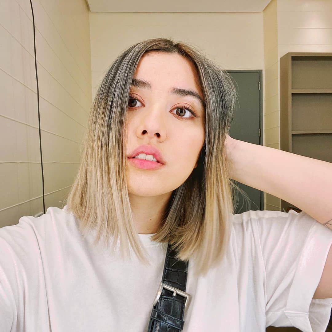 ローレン・ヤングのインスタグラム：「Having colored hair means I have to take extra care of it, which means I'm picky with my products, and lately I've been making more quality purchases. I'm super happy that I've checked something off of my Christmas wish list already - the Dyson Supersonic Gift Set! I've been eyeing this product for the past year because its fast drying, no extreme heat (perfect for me), and there's intelligent heat control for shine plus with its sleek and beautiful signature dyson design you can't help but fall in love.  This is the perfect gift during the holidays since this limited edition gift set features the Dyson Supersonic hair dryer in fuschia and nickel, along with a vented 1.4' barrel brush and a Dyson designed detangling comb.  My gift to you this season is that I'll be sharing with you my voucher code for special discounts for the upcoming WPI Weekend Special on November 27-30! Which you can use at www.wpi.ph @wpi_ph   Voucher Code: 1. LAUREN2000 - P2,000 for a minimum of P20,000.00 spend 2. LAUREN4000 - P4,000 for a minimum of P50,000.00 spend  MERRY CHRISTMAS AND HAPPY SHOPPING! <3」