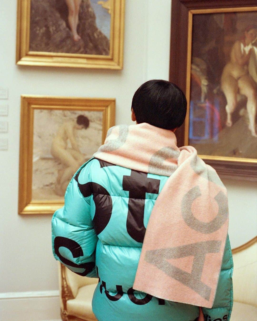 I.T IS INSPIRATIONさんのインスタグラム写真 - (I.T IS INSPIRATIONInstagram)「Scenes from a gallery, Stockholm. Viewers wear Acne Studios from FW20 collection. Captured by Anders Edström. - @acnestudios takes a timeless style a step further with the scarf. Get them from Acne Studios Ice House Street and I.T Kingston street now for your winter wardrobe. - #ITHK #ITisInspiration #acnestudios #scarf #fw20」11月19日 18時30分 - ithk