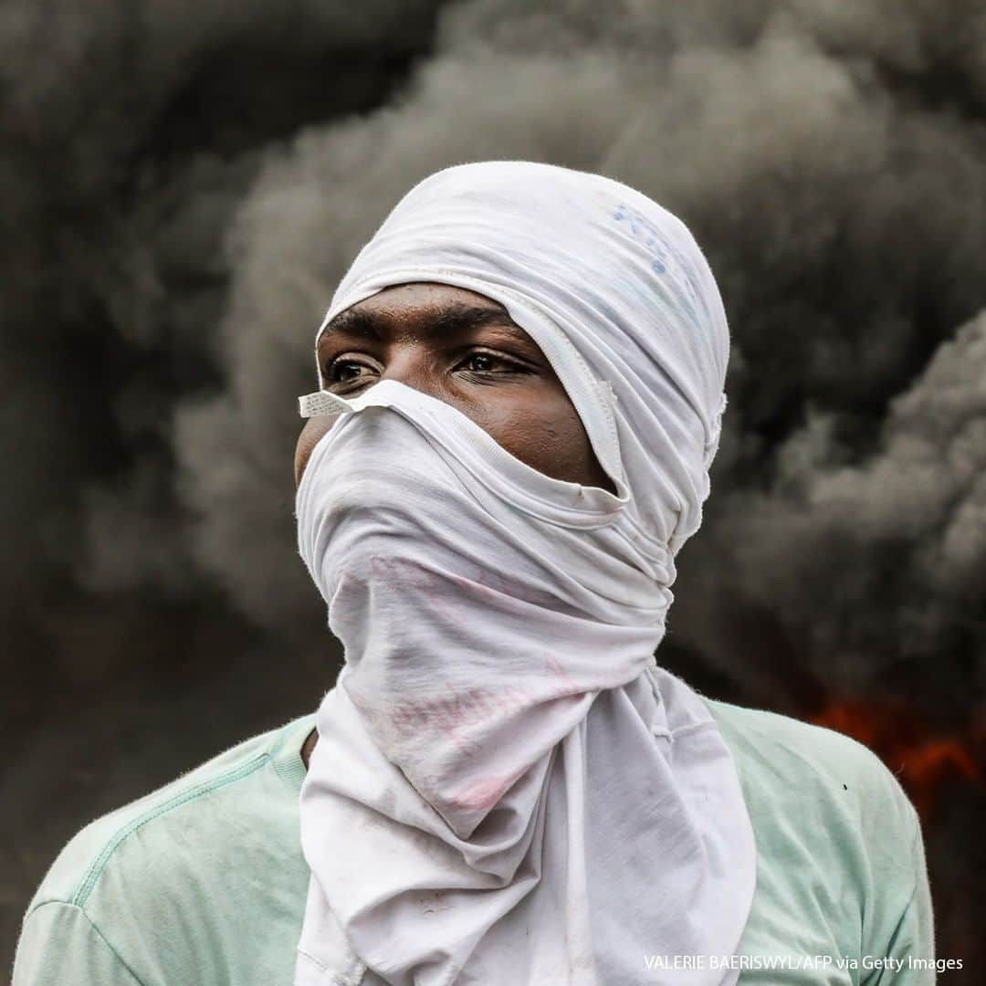 ABC Newsさんのインスタグラム写真 - (ABC NewsInstagram)「Opposition protesters burn tires during a demonstration, calling for the departure of President Jovenel Moise, as they march through the streets of Port-au-Prince, Haiti on November 18, 2020. #haiti #protest」11月19日 18時30分 - abcnews