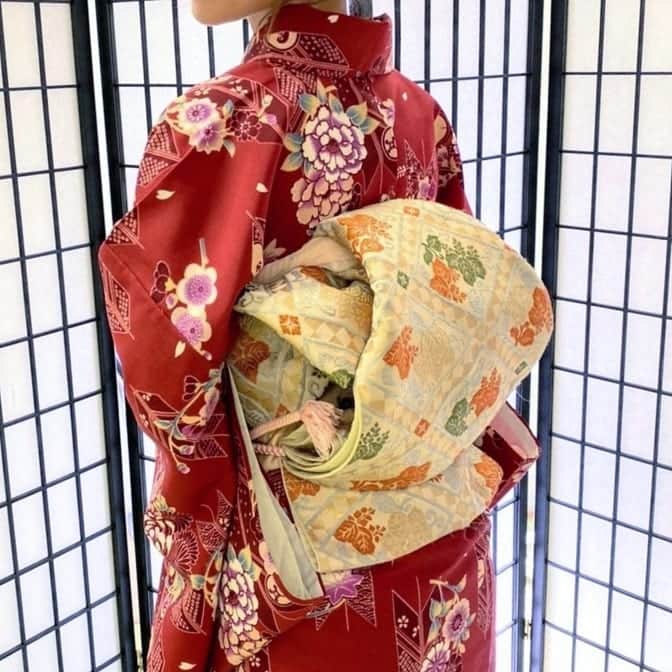 雨宮めるさんのインスタグラム写真 - (雨宮めるInstagram)「. 今日は着付のお稽古✨ 珍しく赤色の着物を選んでみました 袋帯がのし太鼓っていう結び方なんだけど 本来はもう少し格上のお着物にしなきゃなの でも可愛かったから練習用で♡  ちなみに今日は着物の知識検定試験日でした！ 合格してますように💮  #japanesekimono #japaneseclothes #japanesetradition #kimonostyle #kimono #kimonogirl #kimonomodel #kimonofashion #japanesegirl #着物コーデ #着物撮影 #着物モデル #着物が好き #着物女子 #着物ヘアセット #着物ヘアアレンジ #着物ヘア #浅草百美人2020 #和装美人 #着物美人 #和装撮影 #和装ヘア #のし太鼓 #帯結び #袋帯 #袋帯アレンジ #お稽古 #お稽古教室 #習い事 #習い事教室」11月19日 18時33分 - amamiya_melty