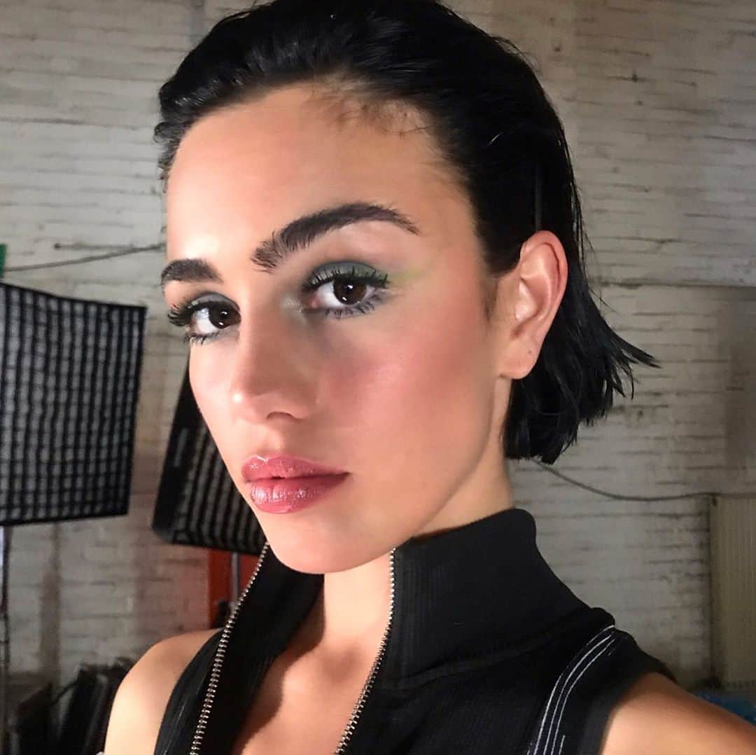 NINA PARKのインスタグラム：「Think green 🥝 @helenabeckmann  ___________________________________________ #Styling @frankpeterwilde for @perfectpropsberlin II #Coloring @nadinebauer  II #Hair @patrickgorra82 @florianferino II #MakeUpby Me @ninaparkbeaute for @ballsaal_artist_mgmt used @diormakeup」