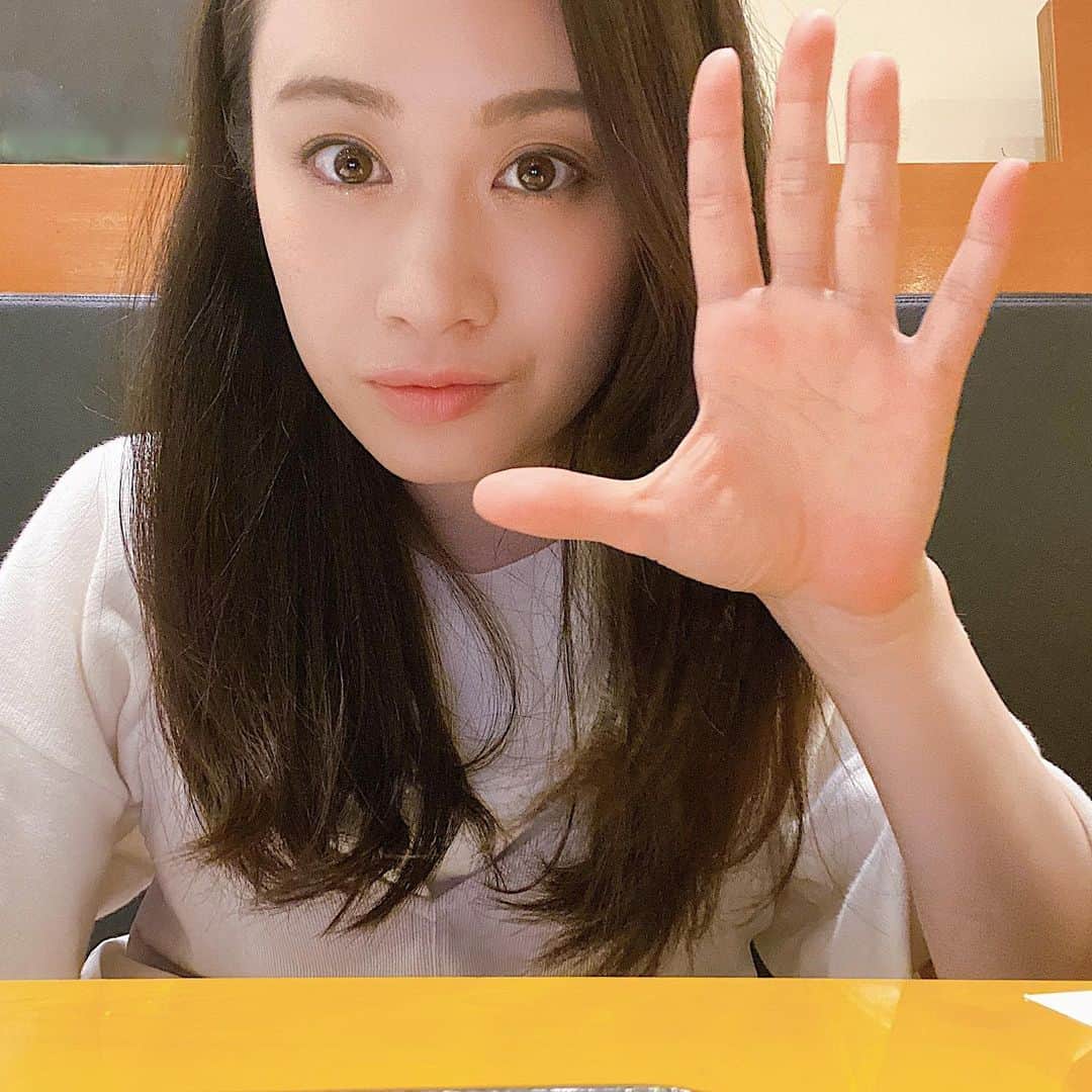 鈴木芳奈のインスタグラム：「撮影からのオーディション やっと食事にありつけました ぺこぺこだい 食欲が勝っておりますが、この目の奥はきっともう眠っております。笑 今日も一日おつかれさまでしたん  #撮影 #役者 #俳優 #女優 #山形出身」
