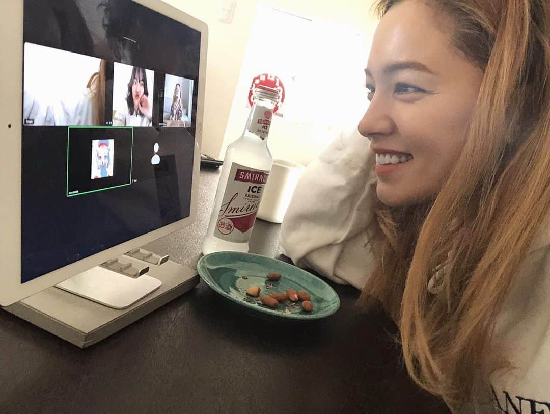 ステファニーのインスタグラム：「🍾🏠❤️💫 スミノフライデー！ たまにはおうちで大好きな仲間とオンライン飲み！ スッキリ飲みやすいスミノフがさらに楽しくしてくれる フライングフライデー♡ ガールズトーク、そして毎週金曜のラジオ TCY Radio Friday session with Smirnoff で紹介されていたゲームをしてずっと笑ってた☺︎！ こんな楽しみ方も、アリだね！ #ad  #SMIRNOFF  #スミノフ  #スミノフライデー  #blockfm #TCYRadio」