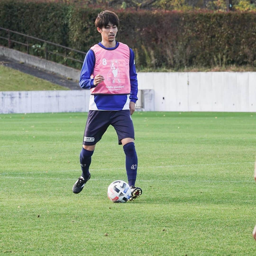 横浜FCさんのインスタグラム写真 - (横浜FCInstagram)「- 2020/11/19 TR - #yokohamafc #横浜FC #RECORDTHEBLUE #JLEAGUE #Jリーグ #安永玲央 選手誕生日おめでとう🎂」11月19日 18時39分 - yokohamafc_official