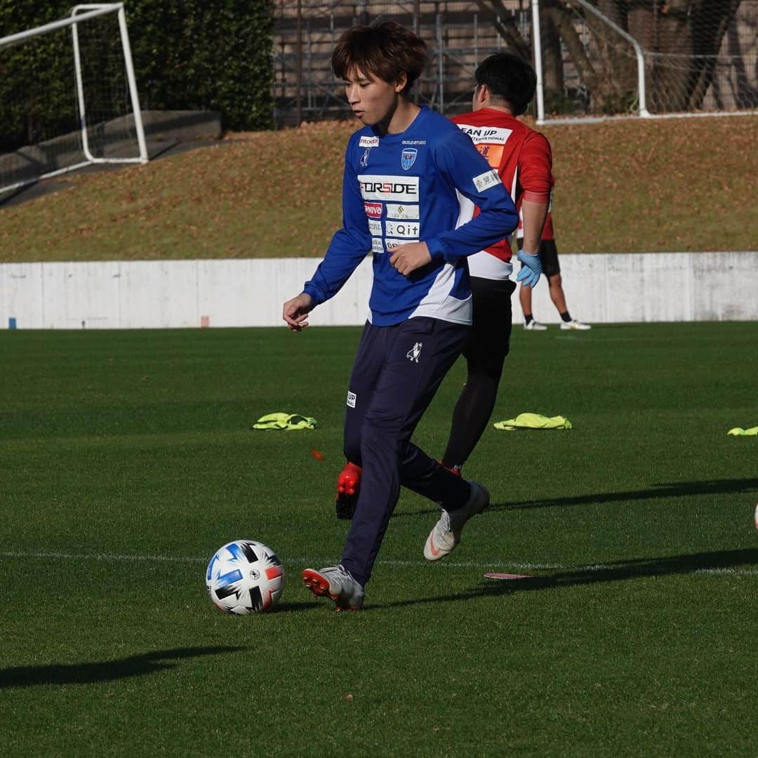 横浜FCさんのインスタグラム写真 - (横浜FCInstagram)「- 2020/11/19 TR - #yokohamafc #横浜FC #RECORDTHEBLUE #JLEAGUE #Jリーグ #安永玲央 選手誕生日おめでとう🎂」11月19日 18時39分 - yokohamafc_official