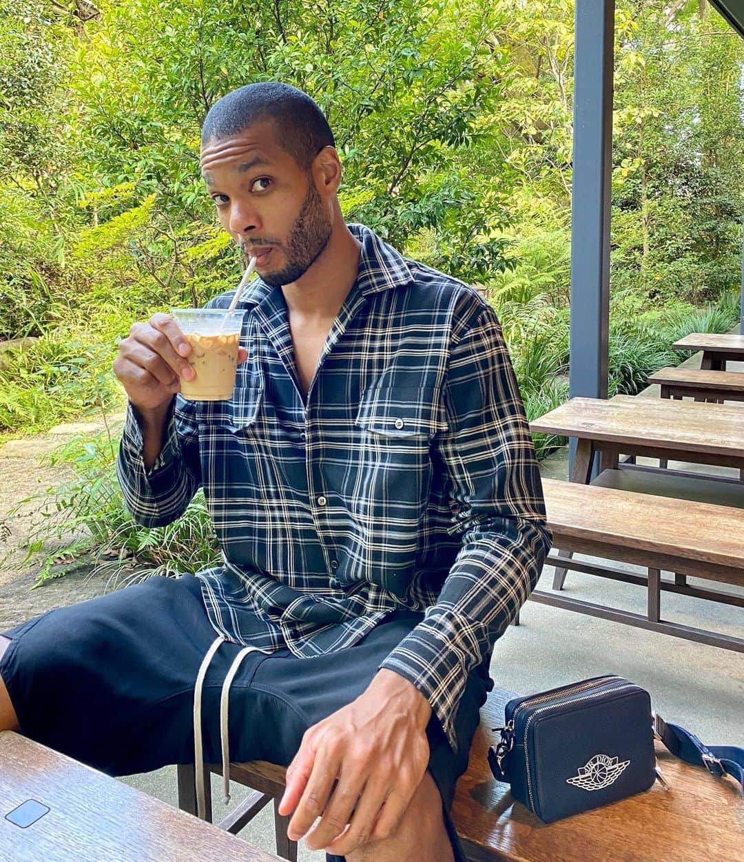 カルフィン・ヨン・ア・ピンのインスタグラム：「How’s my hand bigger then my head 🤷🏾‍♂️」