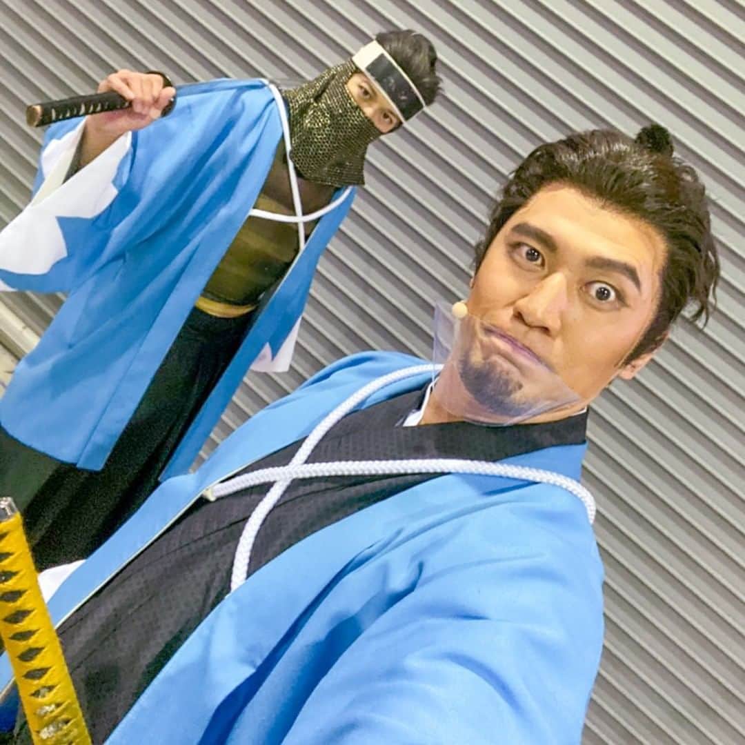 小柳心のインスタグラム：「本日は1公演、ご来場ご視聴誠にありがとうございました。  今日はマイメン千葉恵佑と。 ともにオーディションを勝ち上がった戦友です。本番中、的確にノートをくれます。まったく、毎日成長がとまりませんぜ。  まだまだ駆け上がって参ります！  #刀ミュ #幕末天狼傳2020 #新撰組 #近藤勇」