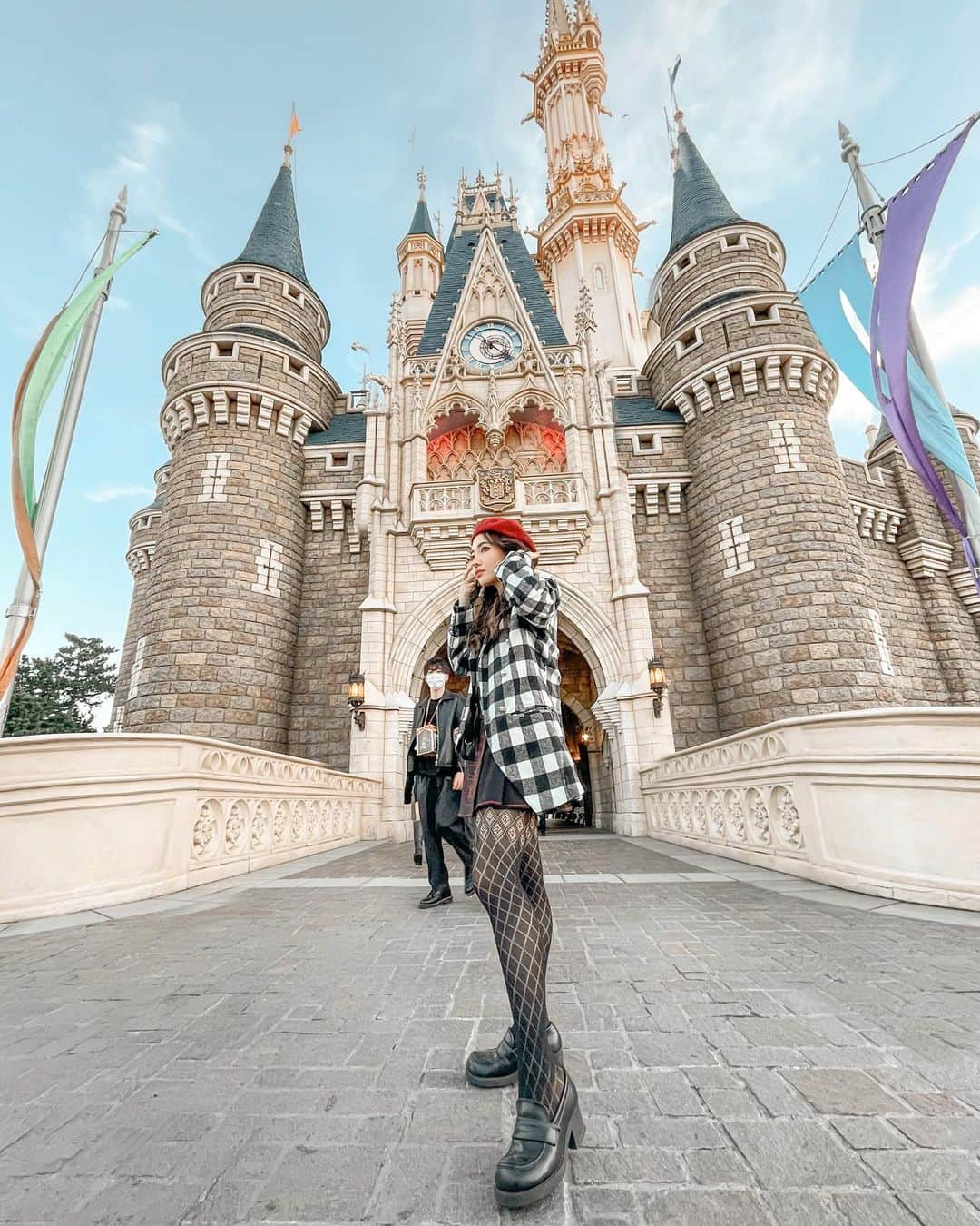 藤子さきのインスタグラム：「ディズニーなのに耳買わず、お店は予約制でした。 #横の人雑に消してごめんね #disneyland #disney #tokyodisneyland  #instafashion #ootd #iphone12」