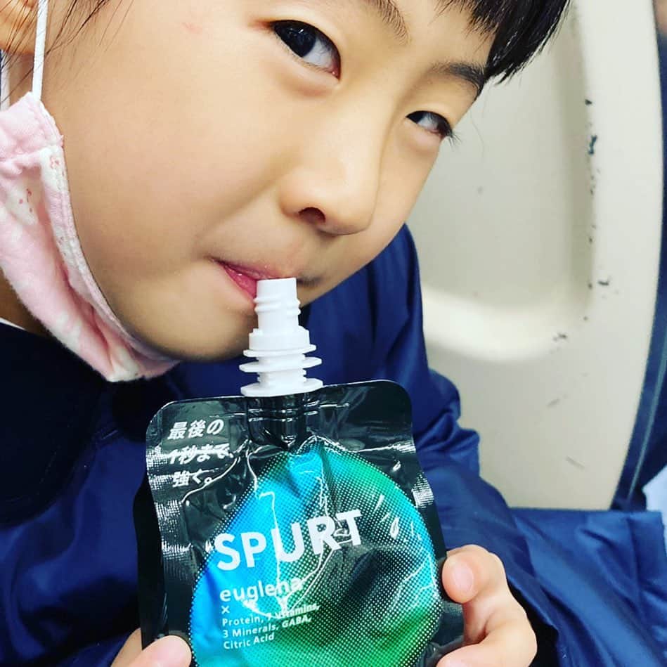 寺田明日香のインスタグラム：「【euglena_spurt３周年企画☆☆☆】  家族で飲んでいるユーグレナのゼリー飲料『SPURT(スパート)』 @euglena_spurt 。 11/19に３周年！🎉🎉ｵﾒﾃﾞﾄｳｺﾞｻﾞｲﾏｽ！  グレープフルーツ味で飲みやすく、トレーニングの後だったり、習い事の合間だったりと、我が家では幅広く活躍しています。  興味のある方はぜひお試しくだされ！  #ユーグレナ #spurt #サステナブル #gaba #パフォーマンス #メンテナンス #コンディション #アンチドーピング #ゼリー飲料 #スパート#パラミロン#euglenaspurt＃euglena_spurthb3」
