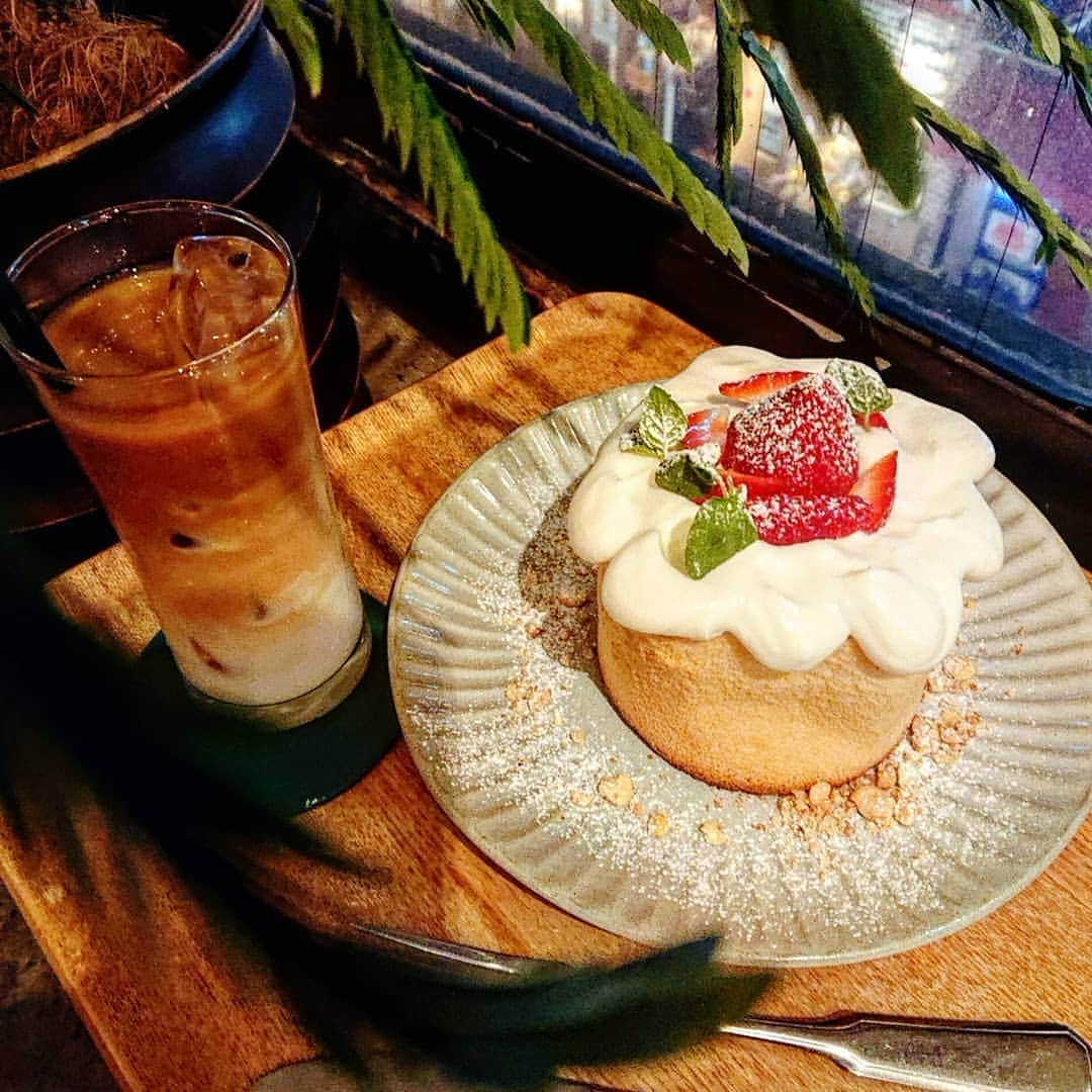 のインスタグラム：「@breathcafeofficial 🍰 こーんなに大きい ふわふわのシフォンケーキ食べた︎☺︎🤍 甘いものって幸せ〜✌🏼💕 動画も載せたから見てねん🤤❤❤」