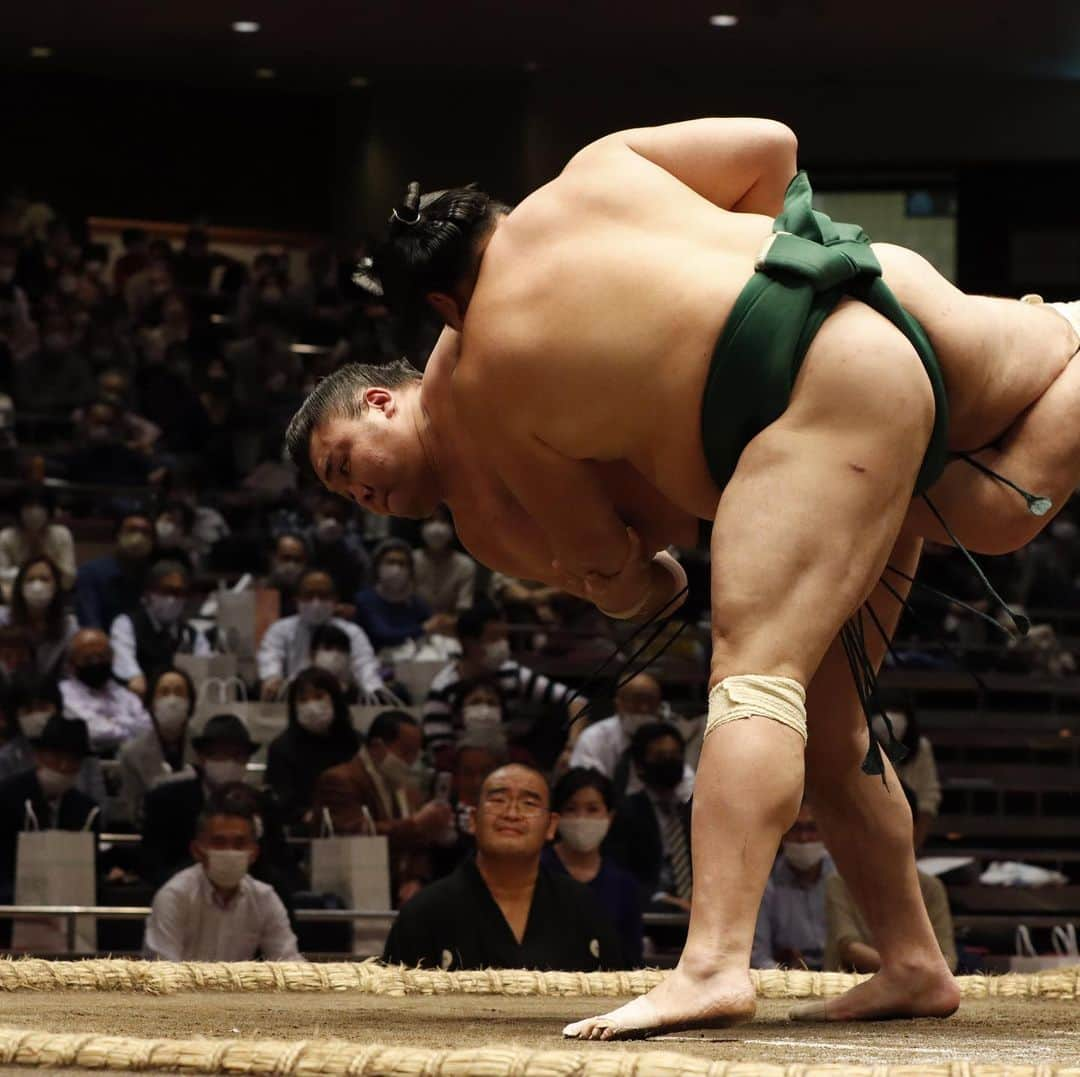 日本相撲協会さんのインスタグラム写真 - (日本相撲協会Instagram)「大相撲十一月場所、12日目。  大関 貴景勝、平幕の志摩ノ海が1敗を守り、2敗で追うのは照ノ富士。  明日は結びに1敗同士の取組、貴景勝-志摩ノ海戦が組まれています‼️  @sumokyokai  #大相撲 #sumo #相撲 #力士 #お相撲さん #japanphoto #sumowrestlers #japanculture  #十一月場所 #11月場所 #東京 #11月は東京で #塩 #貴景勝 #照ノ富士 #翔猿 #若隆景 #炎鵬 #逸ノ城 #隆の勝 #志摩ノ海 #霧馬山」11月19日 18時48分 - sumokyokai