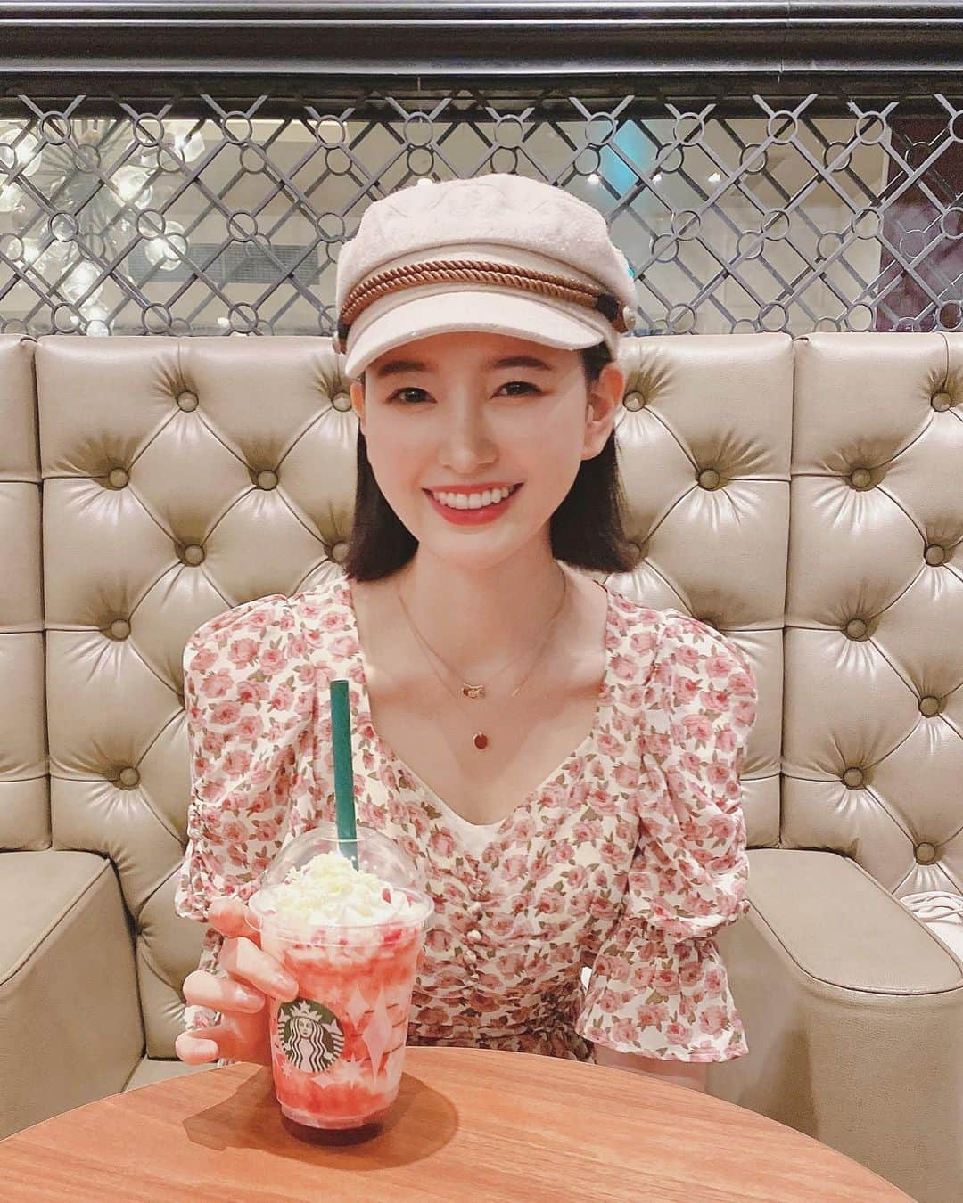 兒玉遥さんのインスタグラム写真 - (兒玉遥Instagram)「ベリーベリーレアチーズフラペチーノ🍓﻿ ﻿ 飲んだよ！﻿ 甘〜くて美味しかった🥺❤︎﻿ ﻿ 最近、暖かいからフラペチーノ最高ですね、、、🤭 ﻿  #スタバ新作 #スタバ新作レビュー #スタバベリーベリーレアチーズフラペチーノ #ベリーベリーレアチーズフラペチーノ #丸の内カフェ #starbucksjapan #starbuckscoffee」11月19日 18時52分 - haruka_kodama919