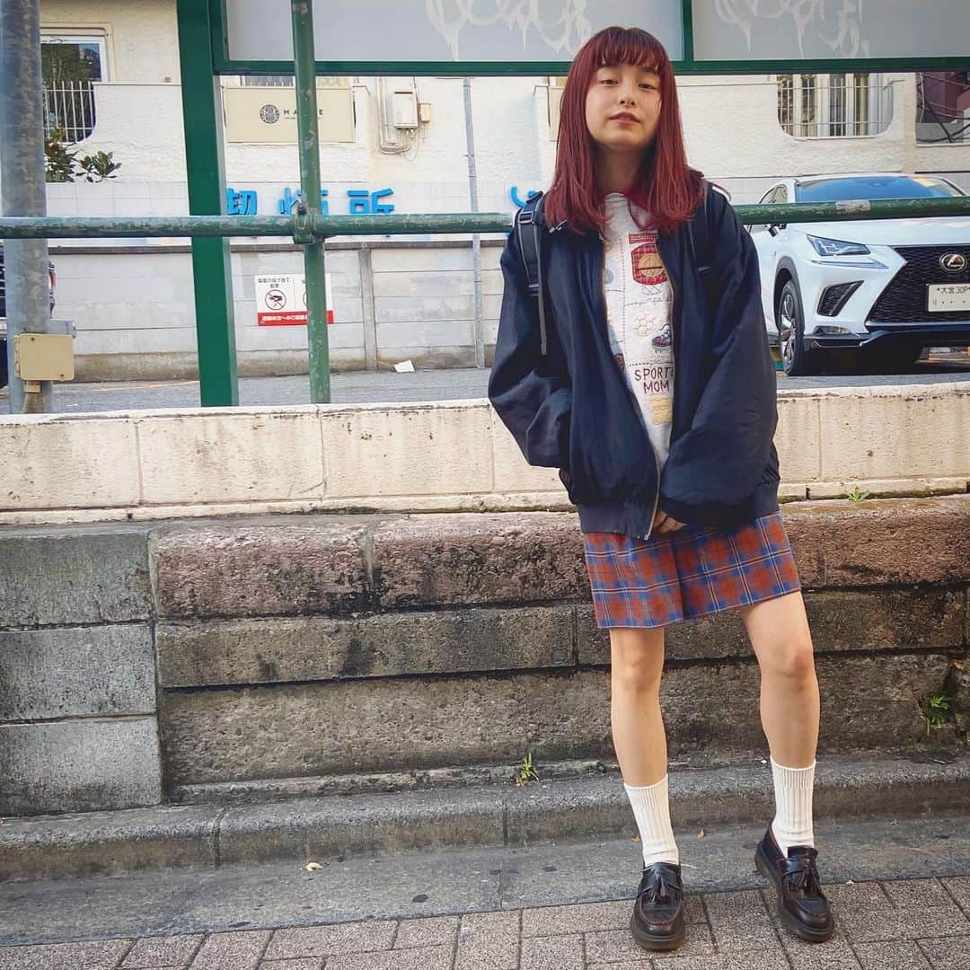 トミタ栞さんのインスタグラム写真 - (トミタ栞Instagram)「最近あったかいね。 洗濯物が乾く乾く🔥  こないだの半ズボン写真、 嬉しいコメントいっぱいきたで 自信持てたありがとう。 #今日のトミタ #秋コーデ  #古着コーデ#古着女子  #靴下#BEAMS #ローファー#マーチン  写真何枚か撮ってもらったけど ポーズ決める前の抜けた1枚を 選んでみた。」11月19日 19時03分 - tomita_shiori