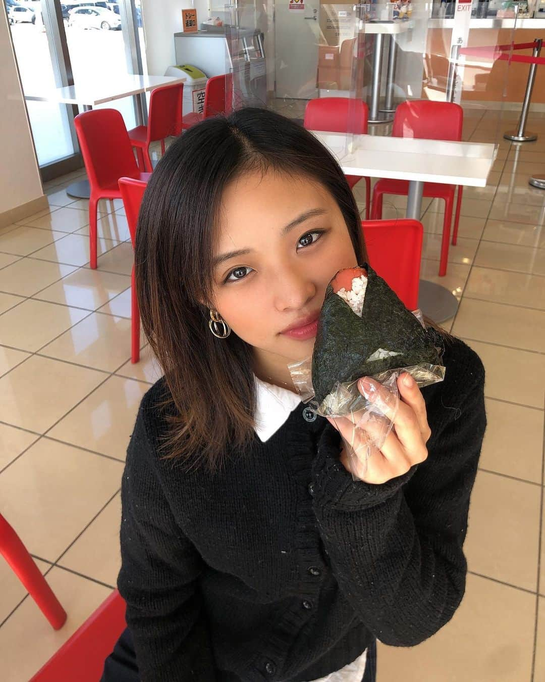 石井美音奈さんのインスタグラム写真 - (石井美音奈Instagram)「出来立て明太子おにぎり🍙🥴凄く大きい❤︎ 生の明太子が売ってる事が中々ないから沢山買っちゃった♪美味しいすぎる  #明太子 #明太子おにぎり ＃生明太子 #茨城グルメ #茨城 #めんたいパーク ＃辛子明太子」11月19日 19時03分 - mionaishii