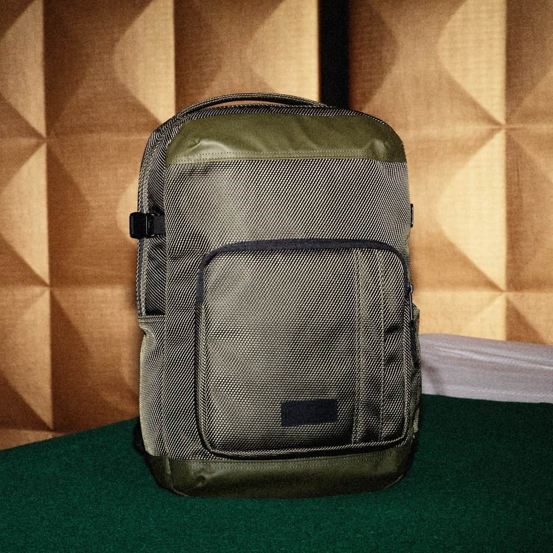 イーストパックのインスタグラム：「Say it like you mean it this season with our premium gifting picks. Get inspired by sleek and smart styles like our CNNCT Tecum S in Khaki #eastpak #builttoresist #CNNCT #festive #gifts」