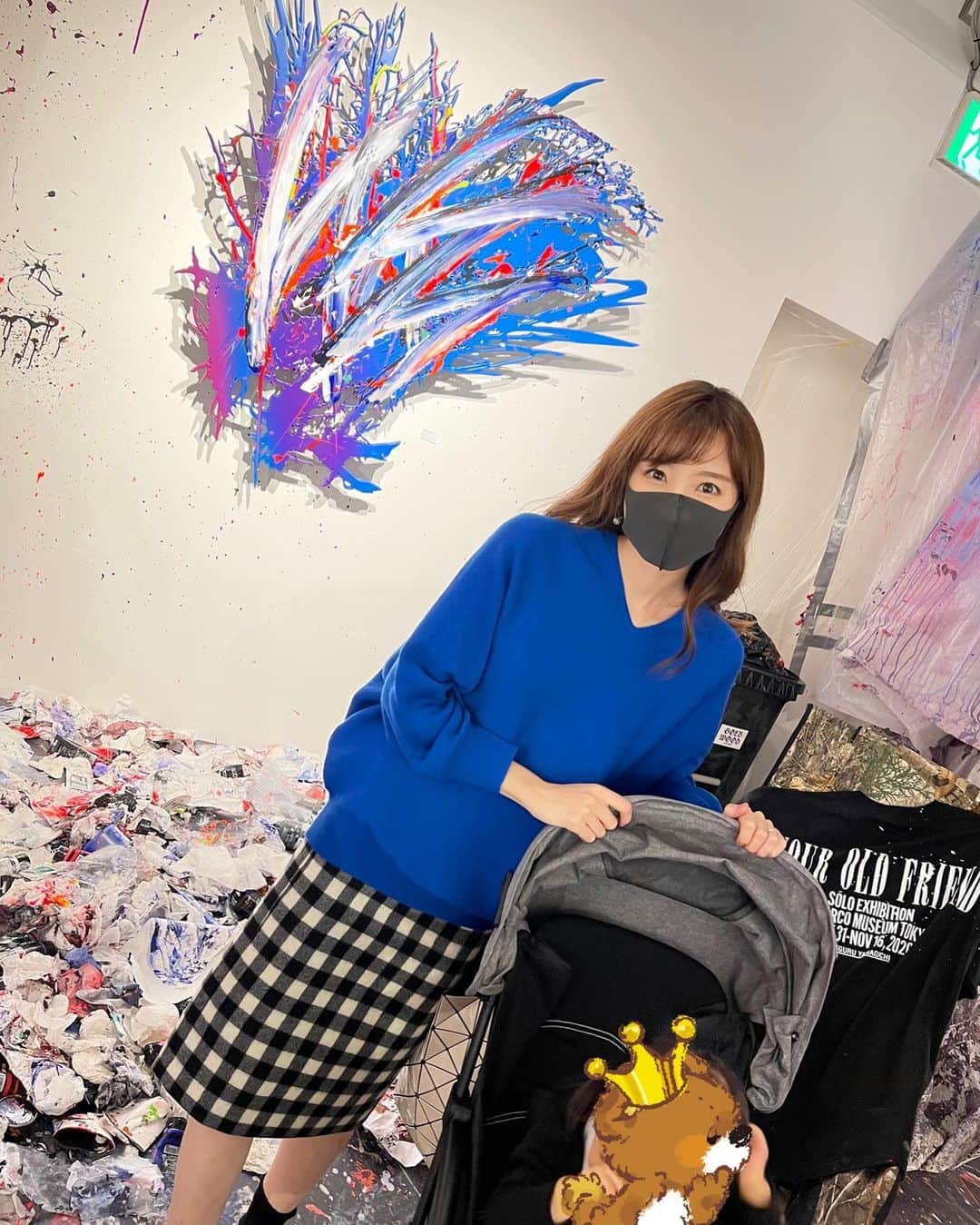 小林真由のインスタグラム：「山口歴さんの個展へ⭐ オシャレでパワーがあってとにかくかっこいーー！いくつか家でも飾らせて頂いてるアート。﻿ ﻿ ブルーで合わせてみました🧢 初めて着たニット、抱っこ紐した途端にもつれてショック。﻿ #抱っこ紐の日常 ﻿ tops: #unitedarrows  skirt: #estnation  ﻿ ﻿ #ファッション #コーデ #ユナイテッドアローズ #エストネーション #ママコーデ #女の子ママ #男の子ママ #ママライフ #コーディネート #1歳 #生後3ヶ月 #ベビー #二人育児 #アート #coordinate #fashion ﻿」