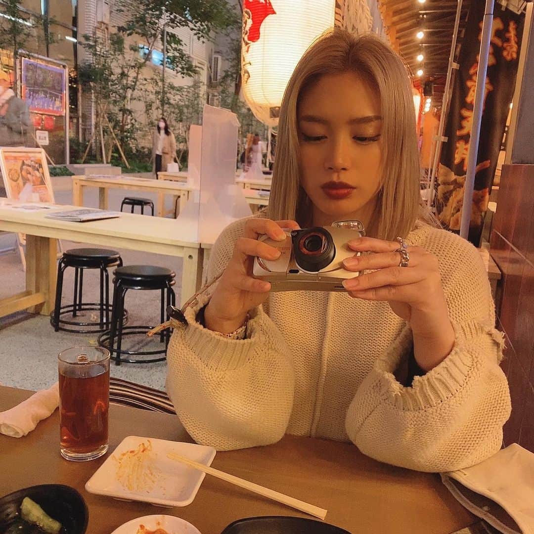 acaneのインスタグラム：「・ アヤさんの紹介で フィルムカメラを初めて購入📸  iPhoneだとパシャパシャ撮るのに フィルムカメラになると 一枚一枚大切に撮っちゃう📸笑  現像たのしみだなあ🥰  アヤさんありがとうございました❤︎  #OLYMPUS #camera #フィルムカメラ」