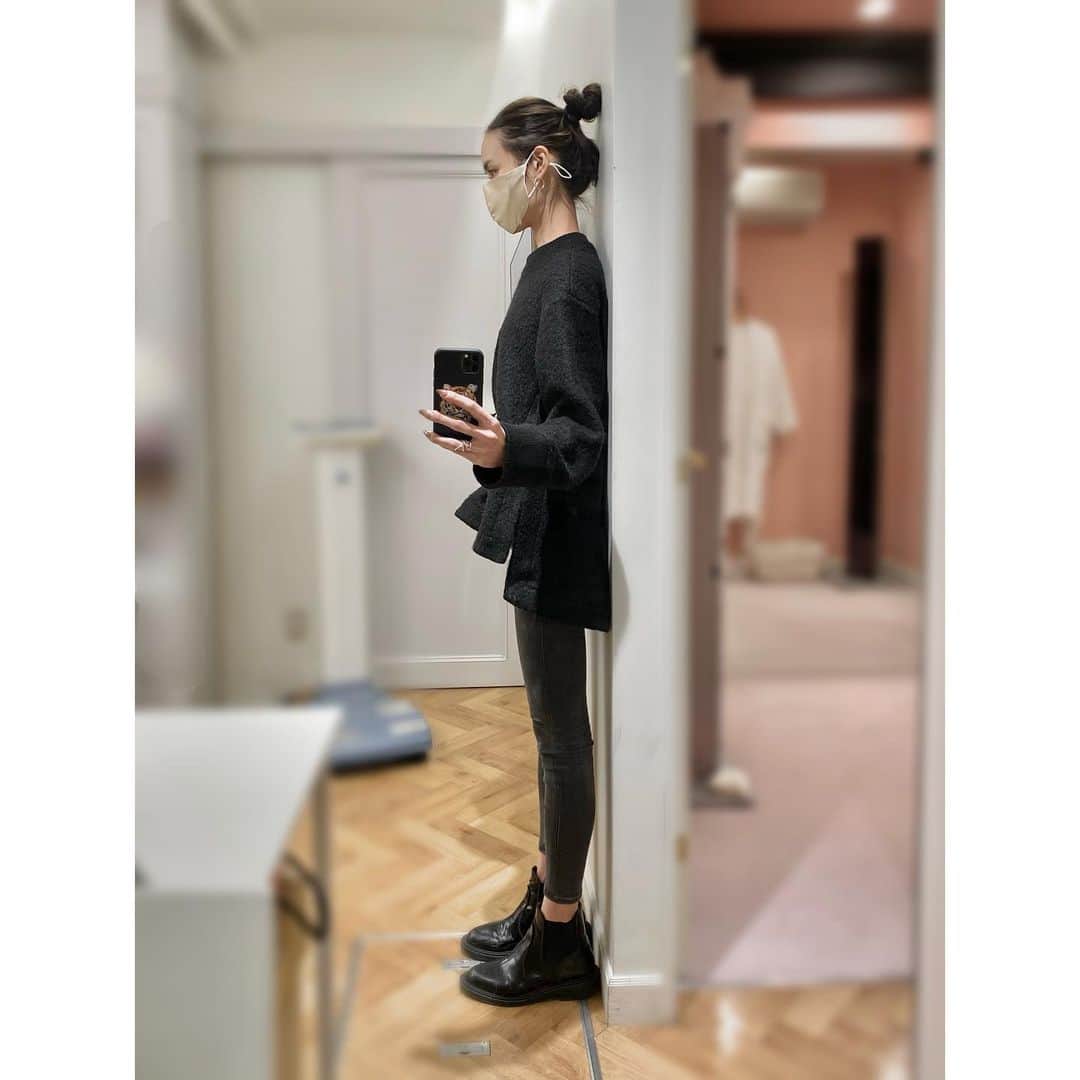 小林有里さんのインスタグラム写真 - (小林有里Instagram)「♡ 生まれてこの方、 代謝がずっと悪いと思っていたわたし。 . . しかし。 9月にダイアナサロンで プロポーションカウンセリングを受けて、 グラフを振り切る程に 代謝が良いということが発覚😳!!! . それ以来、 脂肪が燃えてるって分かったら 身体を動かすことが楽しくて(単純笑)、 ちょこまか動くように♡ . . 先日の3回目のカウンセリングでは 初回と同様に身体の中も外も あらゆる数値を計測。 . 脚の筋肉量がさらに増えて グラフをmax振り切りました♡ . . 自分に合った食生活や運動をして 補整下着のブラも1ヶ月律儀につけ続け... 正しく着けられていたようで なんとバストの位置もアップ♡ . なんなら姿勢も自然と整うからか お尻の位置もアップ。 (さらに正しい立ち方もレクチャーしてもらったよ♡) . . 自分の身体にここまで変化があるとは。 まず驚きだし、何より嬉しい！！ . . まず自分を知ることから。 それから適切な方法で整えていくのが大切！ . 最初はドキドキだけど、 行ってなかったら変われなかったものね。 . 変わりたいけど 何から手をつけるべきか。 それを相談しに行くだけでも いいきっかけになるよ♡ . . 初回体験キャンペーンがある今がおすすめ♡ →✔︎ @diana_solutionforlife  . . #プロポーションづくりのダイアナ #ダイアナ#補整下着#体型記録 #着るエステ#ダイアジェンヌ #ダイアナ_PR」11月19日 19時04分 - lilyshandmade