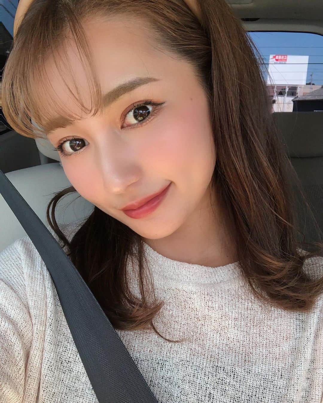 七原月乃のインスタグラム：「今日いつもより張り切ってメイクしたいて気分の日はポニーちゃんのmakeup動画テレビで流しながらメイクする😇 ポニーちゃんのメイク真似できてるわけではないけども😇 丁寧にメイクするという志だけ真似させてもろて😇  #え #それだけかよ #ただの気持ちの問題説」