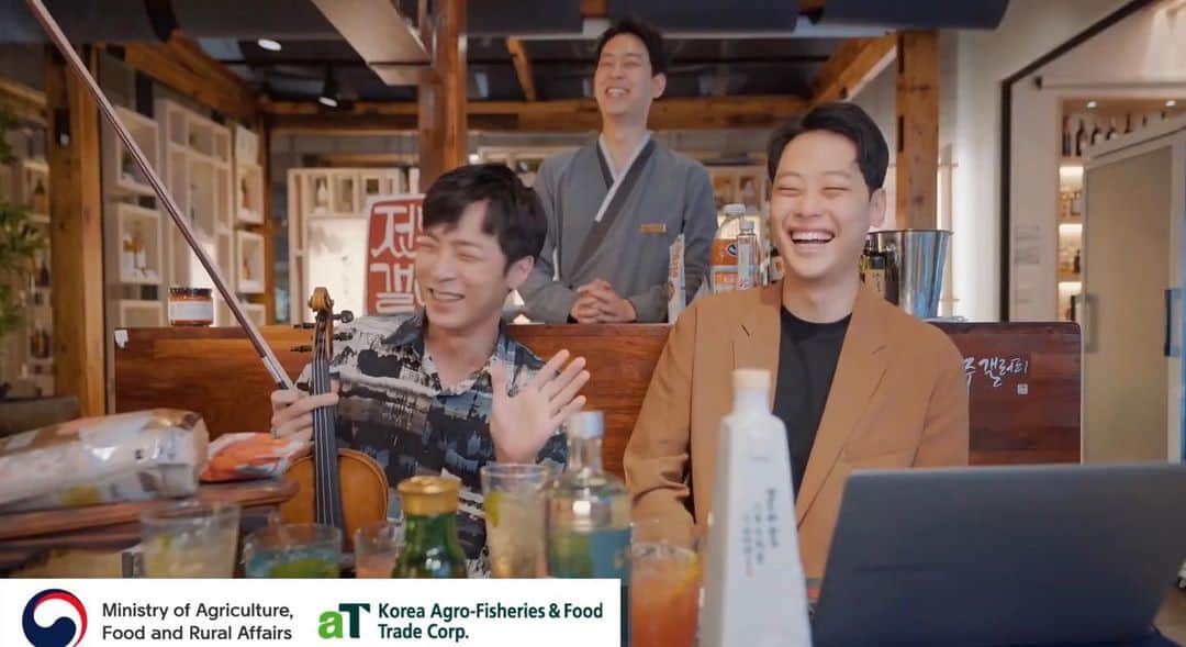 Jun Sung Ahnのインスタグラム：「Incase you missed my YouTube LIVE a few weeks ago here's a highlight video! Come learn how some Korean Traditional "Sool" cocktails are made and hear me play the Violin (maybe a bit tipsy 🙃) @atcenterla LINK IN BIO 🙌🏻」