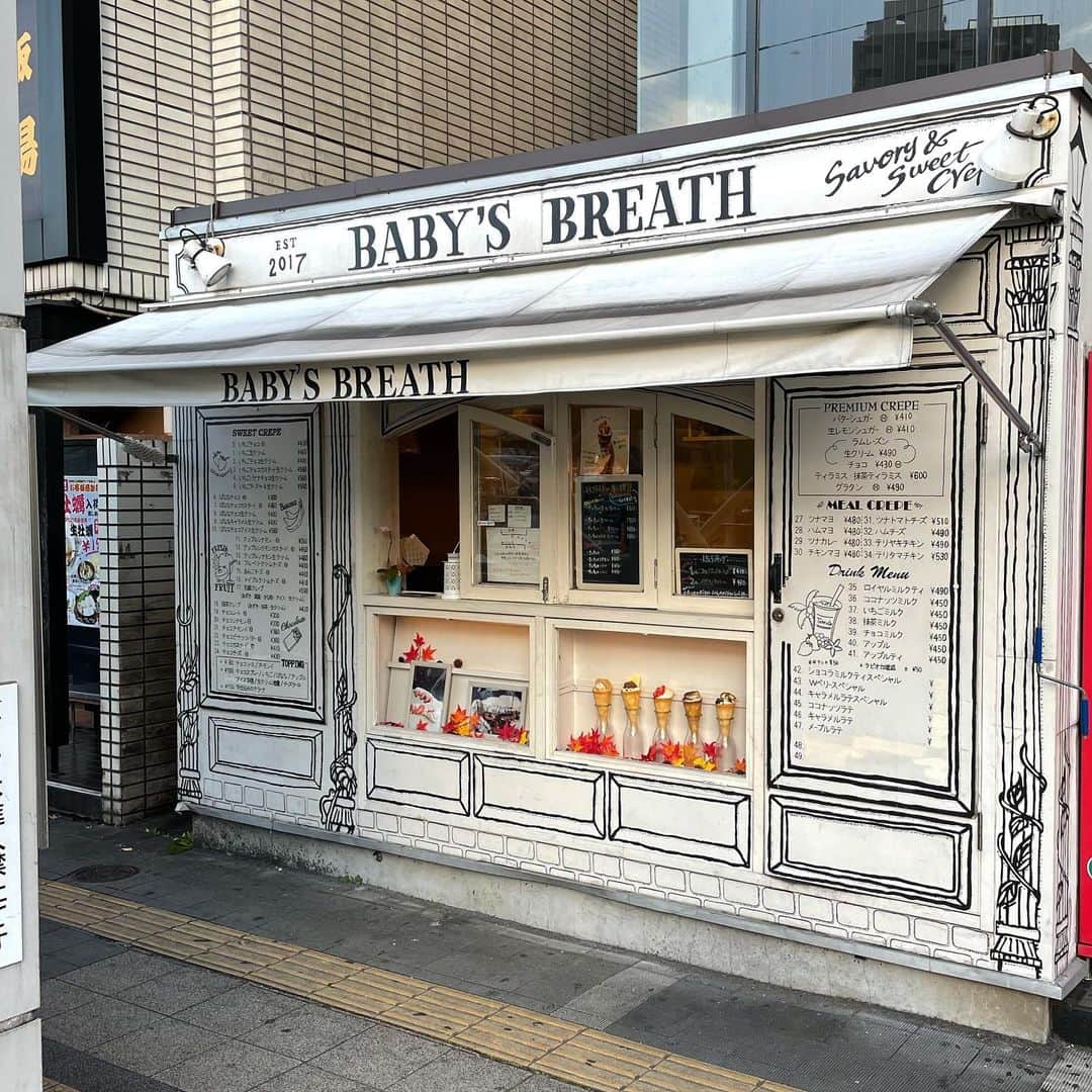 リンリンさんのインスタグラム写真 - (リンリンInstagram)「[葛西　#ベイビーズブレス]プレミアムバターシュガー、生レモンシュガー(各410円)😍サク‼️モッチリのクレープが食べられるお店✨動画2枚目。 . こちらのクレープが美味しいと聞いて初訪問😊葛西駅から程近い、オシャレな外観で可愛い女性の方が接客されてるお店✨ . 定番の商品からオリジナルの新作まで数多くある中、今回生地を味わいたかったので上記２種類を注文♬ . 薄めで最初の食感はパリッと食感何ですが、バターが染み込んでくるとモッチリ食感🥺 . レモン🍋も後味サッパリで美味しかったですが、プレミアムバターの方が個人的にオススメ‼️‼️バターがジュワッと溢れてきて堪らない美味しさ😋 . お値段も手頃だし美味しいので葛西近辺に行かれた際や気になる方は是非☺️❤️ .  —————📍〜お店情報〜📍—————— ＜店名と最寄駅＞ ベイビーズブレス。葛西駅南口から徒歩2分。 . 🏠<住所＞ 東京都江戸川区東葛西6-2-5 . ⏰<営業時間＞ 13時〜21時 . 🗓<定休日> 不定休暇。公式アカウントを要チェック。」11月19日 19時08分 - rinrin99999