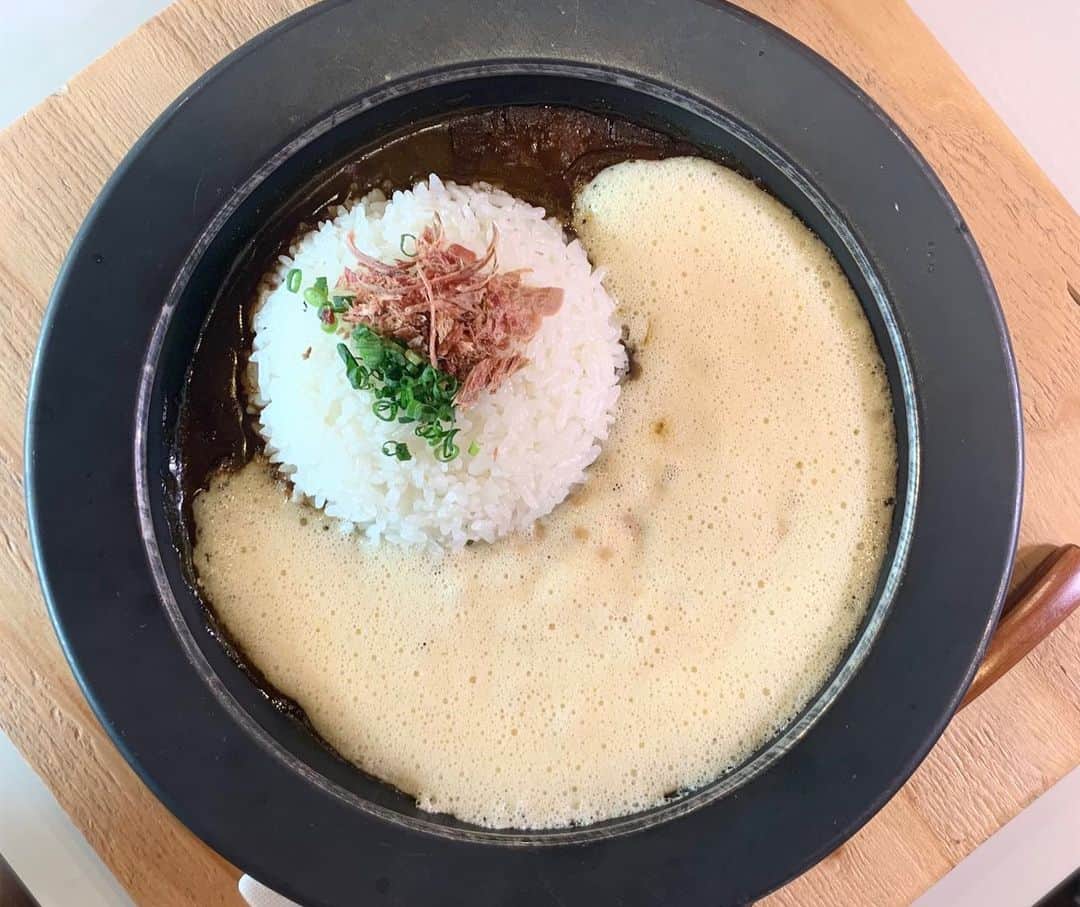 たけるさんのインスタグラム写真 - (たけるInstagram)「チラパンロケー✨・ ・ イオン原店が本日グランドオープン‼️・ ・ れいかさんと二人オープニングセレモニーから潜入🏃‍♂️🏃‍♀️・ ・ こんなにワクワクするものだとは🤩・ ・ さらに、9月に出来たばかりの気になるカレー屋さんにも🍛🤤✨・ ・ これまたオリジナリティ溢れるコンセプト。カレーは本当に面白いなぁ🤔 #チラチラパンチ #TVQ #ロケ #山口玲香 さん #オンエアお楽しみに ・ ・ ・ 📻二年目突入✨・ ・ 《番組概要》 番組名：カレバカラジオ 放送局：コミュニティラジオ天神（通称：コミてん）FM 77.7MHz 次回放送日：2020年11月19日（木）22:00～22:55・ ・ 出演者：たける 上野万太郎 デビ高橋  ゲスト:ちんさん @tin25000  ・ ・ 次回の大喜利お題 『カレバカラジオがノーベル賞を受賞！何賞を受賞？』・ ・ ・ 11月のメッセージテーマ 『カレバカラジオでどんな曲流して欲しい？また、どんなゲスト呼んで欲しい？』・ ・ ・ ①📩アドレス・ 777@comiten.jp ・ ・ ②公式ツイッターDM・ @CurryBakaNisshi ・ ・ ③たける、万太郎さん、デビさんのインスタコメント欄・ ・ どしどしお待ちしております✨・ ・ ・ ※バックナンバーがいつでもYouTubeで見られます✨ただし、音楽、ジングルの部分は無音ですので悪しからず。・ ・ https://youtu.be/X5zCmhTQ7pA ・ ・ ・ 《視聴方法》・ （１）ラジオで聴く場合→周波数：FM 77.7MHz（放送エリアは福岡市中央区近辺）・ （２）youtubeで観る場合→『コミュニティラジオ天神』で視聴可・ （３）インターネットラジオで聴く場合→サイマルラジオから『コミュニティラジオ天神』を選択・ （４）iPhoneの方は、下記のアプリRadioKnockが簡単で使い易いようです。・ ・ ・ 🍛✨カレバカカレー次は11/29(日)‼️✨🍛・ ・ イートインバリバリやってます✨随時新メニューも🍛・ ・ メニュー、営業時間など詳細は　@curry_baka_curry にて随時更新🙇‍♂️・ ・ ・ ・ ・ ㊗️🆕リニューアルしました🆕🎉・ ・ YouTube【 #カレバカ日誌】→【 #カレバカチャンネル 】‼️・ ・ @mantaro_club 、 @devi_takahashi カレバカラジオメンバーでゲストを迎え飲んだり時には歌ったりのラジオでも話せない激レアトーク‼️・ ・ まずはラジオの裏側の模様などをお届けしています☺️・ ・ ・ ※ QRコードは、スクショしてLINEアプリの友達追加→QRコード→ライブラリから読み込む で動画見られます(ﾟ∀ﾟ)・ ・ ・ #カレバカラジオ #上野万太郎 さん #デビ高橋  さん #TAKERU #たける #不動たける #ボイジャー #ウルトラマン #エントリーサービスプロモーション ・ ・ ・ 🆕カレーを愛でる為だけのアカウントはじめました🍛✨・ ・ @spicy_takeru3 ・ ・ カレー好きな方、よければフォローお願い致します＼(^o^) ／」11月19日 19時20分 - take_yan78