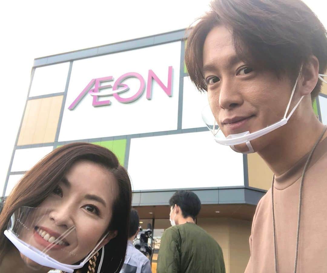 たけるさんのインスタグラム写真 - (たけるInstagram)「チラパンロケー✨・ ・ イオン原店が本日グランドオープン‼️・ ・ れいかさんと二人オープニングセレモニーから潜入🏃‍♂️🏃‍♀️・ ・ こんなにワクワクするものだとは🤩・ ・ さらに、9月に出来たばかりの気になるカレー屋さんにも🍛🤤✨・ ・ これまたオリジナリティ溢れるコンセプト。カレーは本当に面白いなぁ🤔 #チラチラパンチ #TVQ #ロケ #山口玲香 さん #オンエアお楽しみに ・ ・ ・ 📻二年目突入✨・ ・ 《番組概要》 番組名：カレバカラジオ 放送局：コミュニティラジオ天神（通称：コミてん）FM 77.7MHz 次回放送日：2020年11月19日（木）22:00～22:55・ ・ 出演者：たける 上野万太郎 デビ高橋  ゲスト:ちんさん @tin25000  ・ ・ 次回の大喜利お題 『カレバカラジオがノーベル賞を受賞！何賞を受賞？』・ ・ ・ 11月のメッセージテーマ 『カレバカラジオでどんな曲流して欲しい？また、どんなゲスト呼んで欲しい？』・ ・ ・ ①📩アドレス・ 777@comiten.jp ・ ・ ②公式ツイッターDM・ @CurryBakaNisshi ・ ・ ③たける、万太郎さん、デビさんのインスタコメント欄・ ・ どしどしお待ちしております✨・ ・ ・ ※バックナンバーがいつでもYouTubeで見られます✨ただし、音楽、ジングルの部分は無音ですので悪しからず。・ ・ https://youtu.be/X5zCmhTQ7pA ・ ・ ・ 《視聴方法》・ （１）ラジオで聴く場合→周波数：FM 77.7MHz（放送エリアは福岡市中央区近辺）・ （２）youtubeで観る場合→『コミュニティラジオ天神』で視聴可・ （３）インターネットラジオで聴く場合→サイマルラジオから『コミュニティラジオ天神』を選択・ （４）iPhoneの方は、下記のアプリRadioKnockが簡単で使い易いようです。・ ・ ・ 🍛✨カレバカカレー次は11/29(日)‼️✨🍛・ ・ イートインバリバリやってます✨随時新メニューも🍛・ ・ メニュー、営業時間など詳細は　@curry_baka_curry にて随時更新🙇‍♂️・ ・ ・ ・ ・ ㊗️🆕リニューアルしました🆕🎉・ ・ YouTube【 #カレバカ日誌】→【 #カレバカチャンネル 】‼️・ ・ @mantaro_club 、 @devi_takahashi カレバカラジオメンバーでゲストを迎え飲んだり時には歌ったりのラジオでも話せない激レアトーク‼️・ ・ まずはラジオの裏側の模様などをお届けしています☺️・ ・ ・ ※ QRコードは、スクショしてLINEアプリの友達追加→QRコード→ライブラリから読み込む で動画見られます(ﾟ∀ﾟ)・ ・ ・ #カレバカラジオ #上野万太郎 さん #デビ高橋  さん #TAKERU #たける #不動たける #ボイジャー #ウルトラマン #エントリーサービスプロモーション ・ ・ ・ 🆕カレーを愛でる為だけのアカウントはじめました🍛✨・ ・ @spicy_takeru3 ・ ・ カレー好きな方、よければフォローお願い致します＼(^o^) ／」11月19日 19時20分 - take_yan78