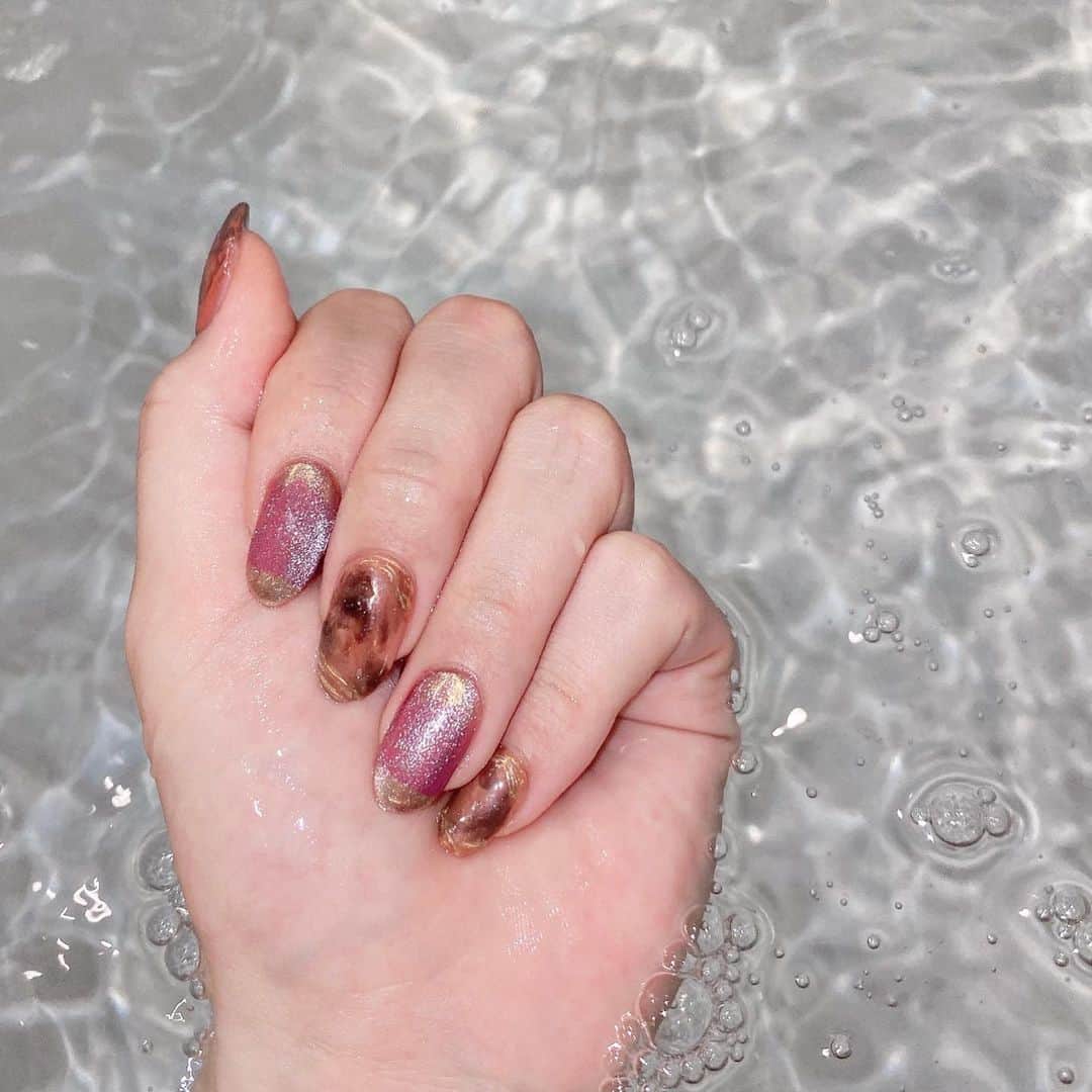 のインスタグラム：「前のネイルと今のネイル💅🏼  秋感意識してみたよ︎︎︎︎☺︎  #セルフネイル #セルフジェルネイル」