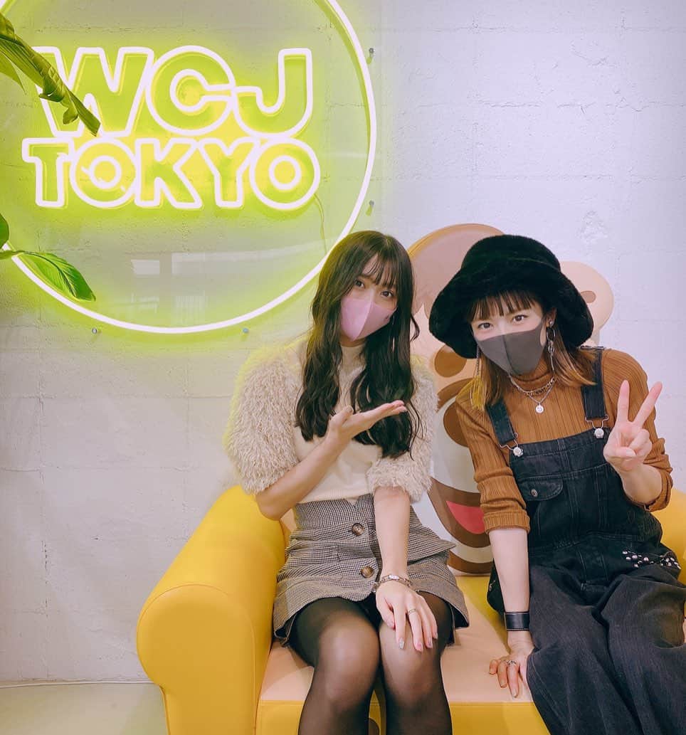 根岸愛のインスタグラム：「👗🧸👗 WCJ(@wcjapan )に お邪魔させていただきました🥰PASSPO☆時代からずっと良くしてくださる大先輩の若槻千夏さんいつ会っても本当に優しくて面白くて会う度私もこんな人になりたいと思います🥳お洋服も小物も可愛くてたくさん着たくなりました🥺💕 #WCJ #wcjapan #fashion #若槻千夏 さん #プラチナムプロダクション」