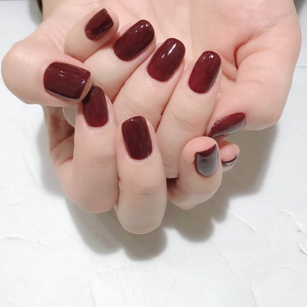 なかやまちえこのインスタグラム：「Bordeaux💄⠀ ⠀ ボルドーに黒を混ぜました。⠀ ⠀ #nail #nails #nailart #ネイル #美甲 #ネイルアート  #japanesenailart #manucure #japanesenails #manicurist #gelnails #أظافر #네일아트 #미용 #vẽmóng #ngườiđẹp  #เพ้นท์เล็บ #искусствоногтя #artedeuñas #เพ้นท์เล็บเจล #ジェルネイルデザイン #ネイルデザイン #senikuku #nagelkunst #ボルドーネイル #bordeauxnails #licaxxx さん @licaxxx1」