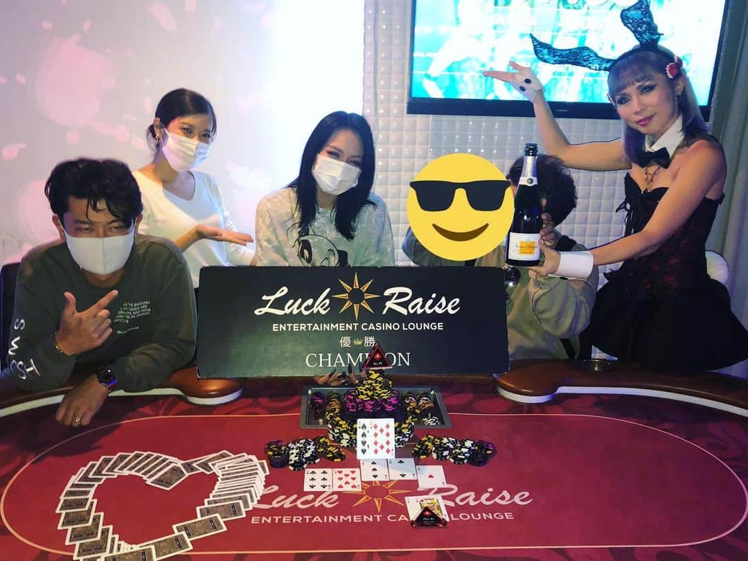Miyabiのインスタグラム：「おこん❤️ 趣味の一つの #テキサスホールデムポーカー  経験としてトナメデビューして 3回目、本日なんと😍😍😍 @luckraise.info  さんで トナメ優勝しました💕 なんのかわからんけどとりあえず 嬉しかったし楽しかったし 経験値上がった🤣🤣  #ポーカー　#poker #アミューズメント #luckraise  #backdoor #ポーカー女子 #ゴルフ女子」
