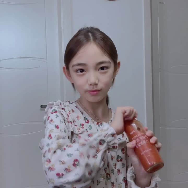 ウンチェのインスタグラム：「. 마셔보면 알아요 , 진짜 물 한 방울 넣지 않았다는 것을🍅 과육이 그대로 씹혀서 더 맛있다는😋 - - - - #친환경무농약 #토마토주스 #먹스타그램 #일상 #효제언니잘마실게요 @hyoje_style」