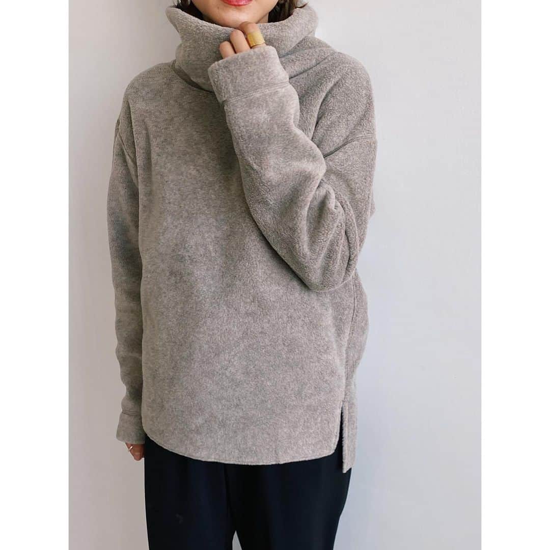 JET jpさんのインスタグラム写真 - (JET jpInstagram)「⭐️HOT ITEM⭐️﻿ ﻿ ﻿ 手触りのいいボア素材を使用したハイネックのプルオーバー。両面起毛素材なので真冬まで暖かく着ていただける一枚です。﻿ ﻿ #ボアフリースハイネックプルオーバー﻿ No.C80-19062 / ¥14,300(taxin)﻿ Col: ホワイト/チャコールグレー/ベージュ﻿ ﻿ ✔︎締めつけ感のないゆとりのあるハイネックが女性らしい抜けっぽさを演出﻿ ✔︎スカート・パンツ問わず合わせやすい着丈﻿ ✔︎コーディネイトに取り入れやすいニュアンスカラー﻿ ✔︎ご自宅でのケアが可能﻿ ﻿ ﻿ >>詳しくは画像をタップ❗️﻿ 商品タグより、詳細がご覧いただけます。﻿ ﻿ ※ワールドオンラインストアにて完売しているカラーは、ELLESHOPに残りわずか在庫ございますので是非チェックしてみて下さいませ。﻿ 店舗在庫に関しましては、店舗へ直接お問い合わせいただきますようお願い致します。﻿ ﻿ —————————————﻿ ﻿ \\ 新作アイテムPOINT10倍 //﻿ @world_onlinestore にてセール品を除く商品がポイント10倍に！﻿ 冬の新作アイテムをお得にGET❗️﻿ 是非お見逃しなく⭐️﻿ ﻿ —————————————﻿ ﻿ #jet #jetlosangeles #jet_losangeles #nowonsale﻿  #ジェット #新作 #紹介 #スタッフ #スタッフスナップ #着用 #スタイリング #コーディネイト #あったか #プルオーバー #トップス #ボア #もこもこ #ベーシック #ニュアンス #ハイネック #ボアフリース #人気アイテム #冬 #ホワイト #チャコールグレー #ベージュ」11月19日 19時19分 - jet_losangeles
