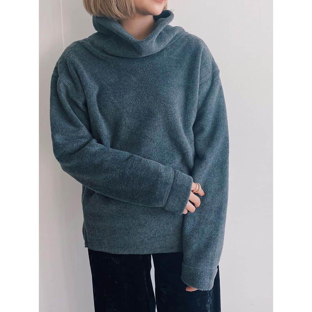 JET jpさんのインスタグラム写真 - (JET jpInstagram)「⭐️HOT ITEM⭐️﻿ ﻿ ﻿ 手触りのいいボア素材を使用したハイネックのプルオーバー。両面起毛素材なので真冬まで暖かく着ていただける一枚です。﻿ ﻿ #ボアフリースハイネックプルオーバー﻿ No.C80-19062 / ¥14,300(taxin)﻿ Col: ホワイト/チャコールグレー/ベージュ﻿ ﻿ ✔︎締めつけ感のないゆとりのあるハイネックが女性らしい抜けっぽさを演出﻿ ✔︎スカート・パンツ問わず合わせやすい着丈﻿ ✔︎コーディネイトに取り入れやすいニュアンスカラー﻿ ✔︎ご自宅でのケアが可能﻿ ﻿ ﻿ >>詳しくは画像をタップ❗️﻿ 商品タグより、詳細がご覧いただけます。﻿ ﻿ ※ワールドオンラインストアにて完売しているカラーは、ELLESHOPに残りわずか在庫ございますので是非チェックしてみて下さいませ。﻿ 店舗在庫に関しましては、店舗へ直接お問い合わせいただきますようお願い致します。﻿ ﻿ —————————————﻿ ﻿ \\ 新作アイテムPOINT10倍 //﻿ @world_onlinestore にてセール品を除く商品がポイント10倍に！﻿ 冬の新作アイテムをお得にGET❗️﻿ 是非お見逃しなく⭐️﻿ ﻿ —————————————﻿ ﻿ #jet #jetlosangeles #jet_losangeles #nowonsale﻿  #ジェット #新作 #紹介 #スタッフ #スタッフスナップ #着用 #スタイリング #コーディネイト #あったか #プルオーバー #トップス #ボア #もこもこ #ベーシック #ニュアンス #ハイネック #ボアフリース #人気アイテム #冬 #ホワイト #チャコールグレー #ベージュ」11月19日 19時19分 - jet_losangeles
