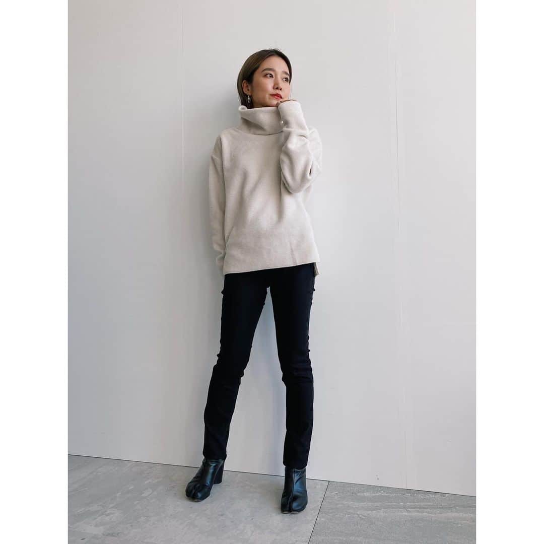 JET jpさんのインスタグラム写真 - (JET jpInstagram)「⭐️HOT ITEM⭐️﻿ ﻿ ﻿ 手触りのいいボア素材を使用したハイネックのプルオーバー。両面起毛素材なので真冬まで暖かく着ていただける一枚です。﻿ ﻿ #ボアフリースハイネックプルオーバー﻿ No.C80-19062 / ¥14,300(taxin)﻿ Col: ホワイト/チャコールグレー/ベージュ﻿ ﻿ ✔︎締めつけ感のないゆとりのあるハイネックが女性らしい抜けっぽさを演出﻿ ✔︎スカート・パンツ問わず合わせやすい着丈﻿ ✔︎コーディネイトに取り入れやすいニュアンスカラー﻿ ✔︎ご自宅でのケアが可能﻿ ﻿ ﻿ >>詳しくは画像をタップ❗️﻿ 商品タグより、詳細がご覧いただけます。﻿ ﻿ ※ワールドオンラインストアにて完売しているカラーは、ELLESHOPに残りわずか在庫ございますので是非チェックしてみて下さいませ。﻿ 店舗在庫に関しましては、店舗へ直接お問い合わせいただきますようお願い致します。﻿ ﻿ —————————————﻿ ﻿ \\ 新作アイテムPOINT10倍 //﻿ @world_onlinestore にてセール品を除く商品がポイント10倍に！﻿ 冬の新作アイテムをお得にGET❗️﻿ 是非お見逃しなく⭐️﻿ ﻿ —————————————﻿ ﻿ #jet #jetlosangeles #jet_losangeles #nowonsale﻿  #ジェット #新作 #紹介 #スタッフ #スタッフスナップ #着用 #スタイリング #コーディネイト #あったか #プルオーバー #トップス #ボア #もこもこ #ベーシック #ニュアンス #ハイネック #ボアフリース #人気アイテム #冬 #ホワイト #チャコールグレー #ベージュ」11月19日 19時19分 - jet_losangeles