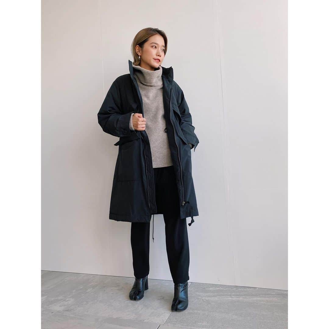 JET jpさんのインスタグラム写真 - (JET jpInstagram)「⭐️HOT ITEM⭐️﻿ ﻿ ﻿ 手触りのいいボア素材を使用したハイネックのプルオーバー。両面起毛素材なので真冬まで暖かく着ていただける一枚です。﻿ ﻿ #ボアフリースハイネックプルオーバー﻿ No.C80-19062 / ¥14,300(taxin)﻿ Col: ホワイト/チャコールグレー/ベージュ﻿ ﻿ ✔︎締めつけ感のないゆとりのあるハイネックが女性らしい抜けっぽさを演出﻿ ✔︎スカート・パンツ問わず合わせやすい着丈﻿ ✔︎コーディネイトに取り入れやすいニュアンスカラー﻿ ✔︎ご自宅でのケアが可能﻿ ﻿ ﻿ >>詳しくは画像をタップ❗️﻿ 商品タグより、詳細がご覧いただけます。﻿ ﻿ ※ワールドオンラインストアにて完売しているカラーは、ELLESHOPに残りわずか在庫ございますので是非チェックしてみて下さいませ。﻿ 店舗在庫に関しましては、店舗へ直接お問い合わせいただきますようお願い致します。﻿ ﻿ —————————————﻿ ﻿ \\ 新作アイテムPOINT10倍 //﻿ @world_onlinestore にてセール品を除く商品がポイント10倍に！﻿ 冬の新作アイテムをお得にGET❗️﻿ 是非お見逃しなく⭐️﻿ ﻿ —————————————﻿ ﻿ #jet #jetlosangeles #jet_losangeles #nowonsale﻿  #ジェット #新作 #紹介 #スタッフ #スタッフスナップ #着用 #スタイリング #コーディネイト #あったか #プルオーバー #トップス #ボア #もこもこ #ベーシック #ニュアンス #ハイネック #ボアフリース #人気アイテム #冬 #ホワイト #チャコールグレー #ベージュ」11月19日 19時19分 - jet_losangeles