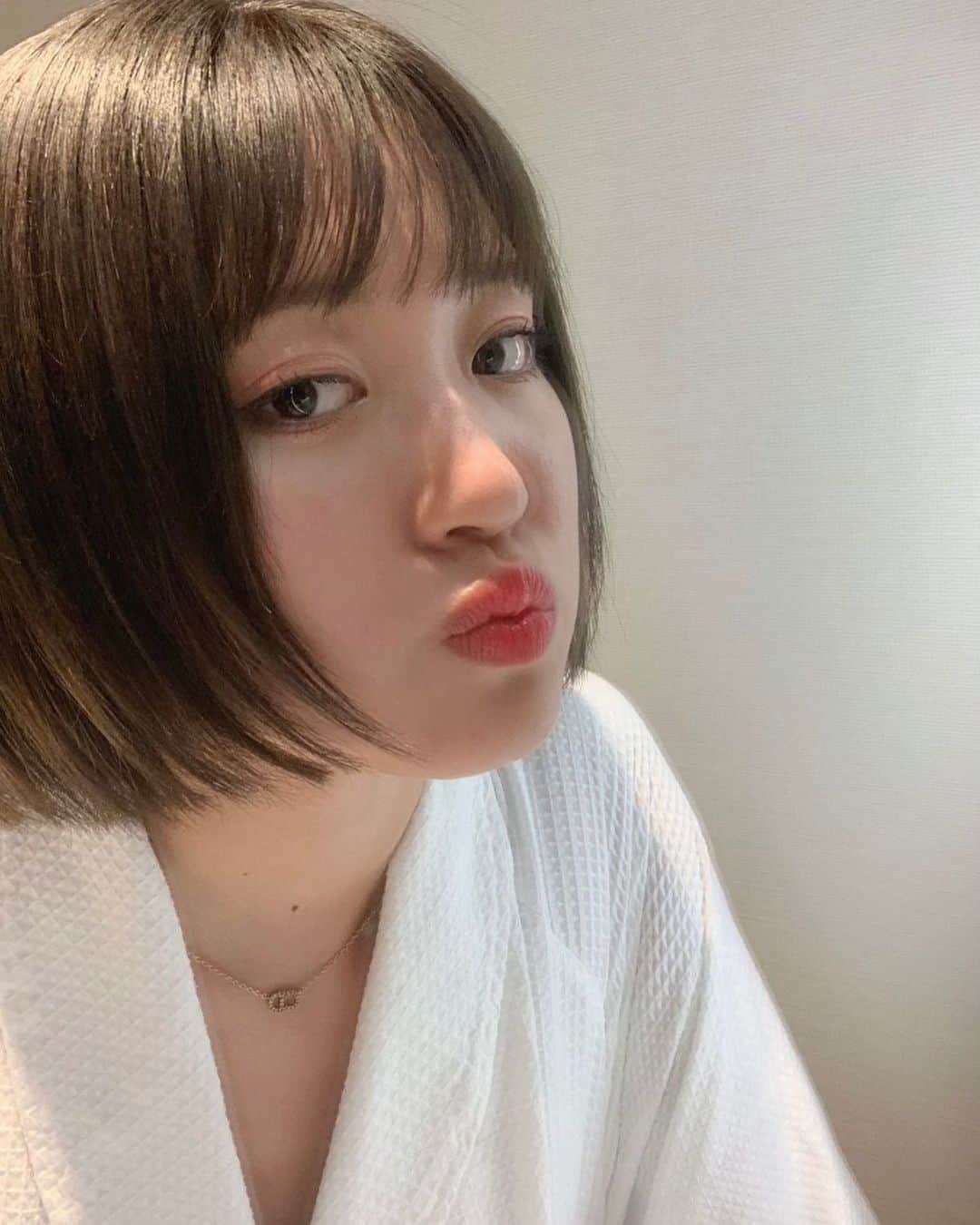 王林さんのインスタグラム写真 - (王林Instagram)「❤︎ New hair🧚 ずっと載せてなかったけど、今回は毛先軽めだけどぱっつん感を残したボブスタイルでした🥰 カラーも抜けた時を考えて赤味をおさえてくれました🔥 そして、バズヘアーさんに行って髪がツルツルのふわふわになったのが幸💕💕 . . #さくら野 #弘前美容院 #ボブ #バズヘアー  #ringomusume #りんご娘 #王林 #buzzhair #バズヘアー #ボブヘア」11月19日 19時23分 - ourin_ringoooo